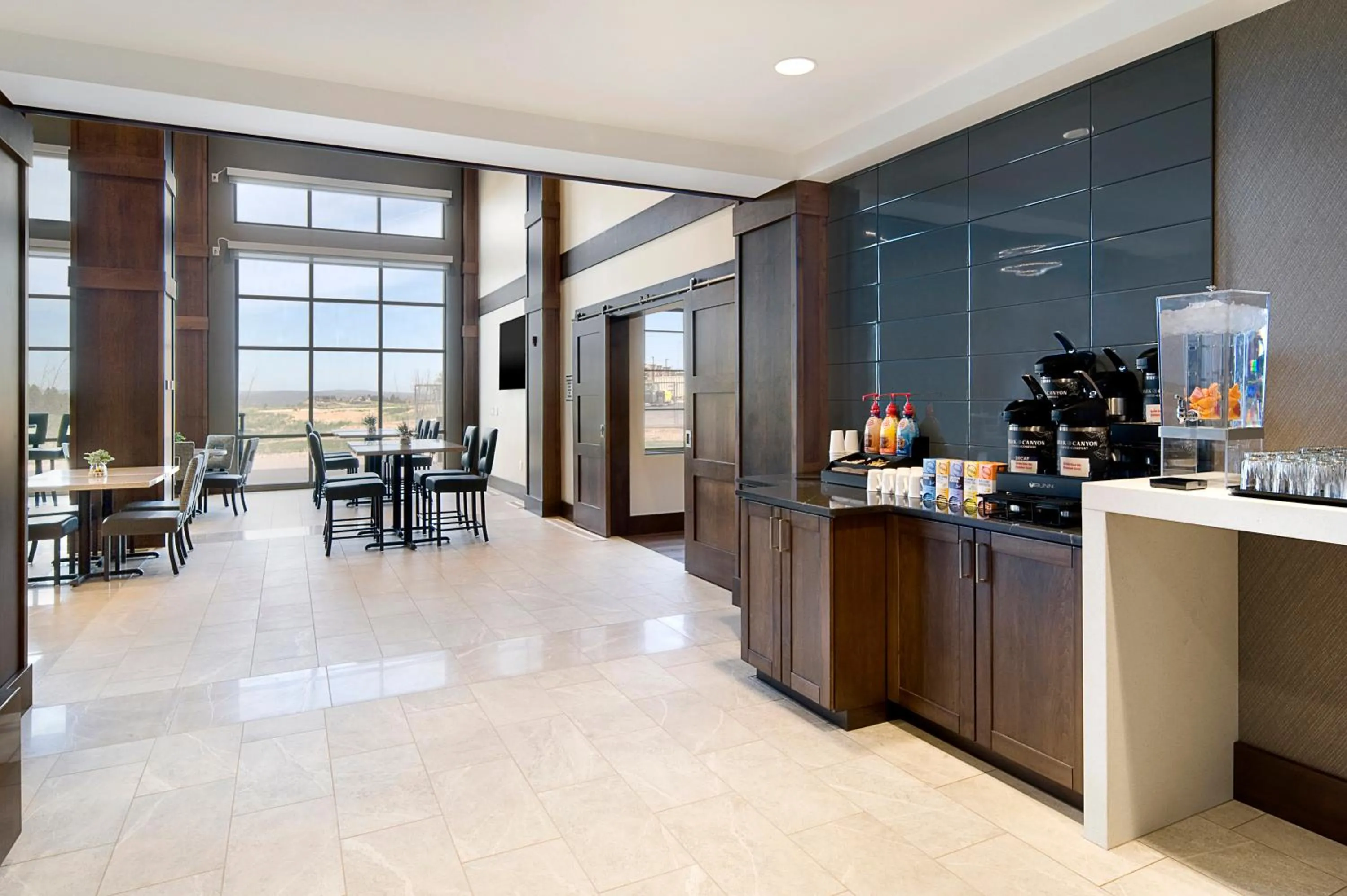 Coffee/tea facilities in ClubHouse Hotel & Suites Rapid City