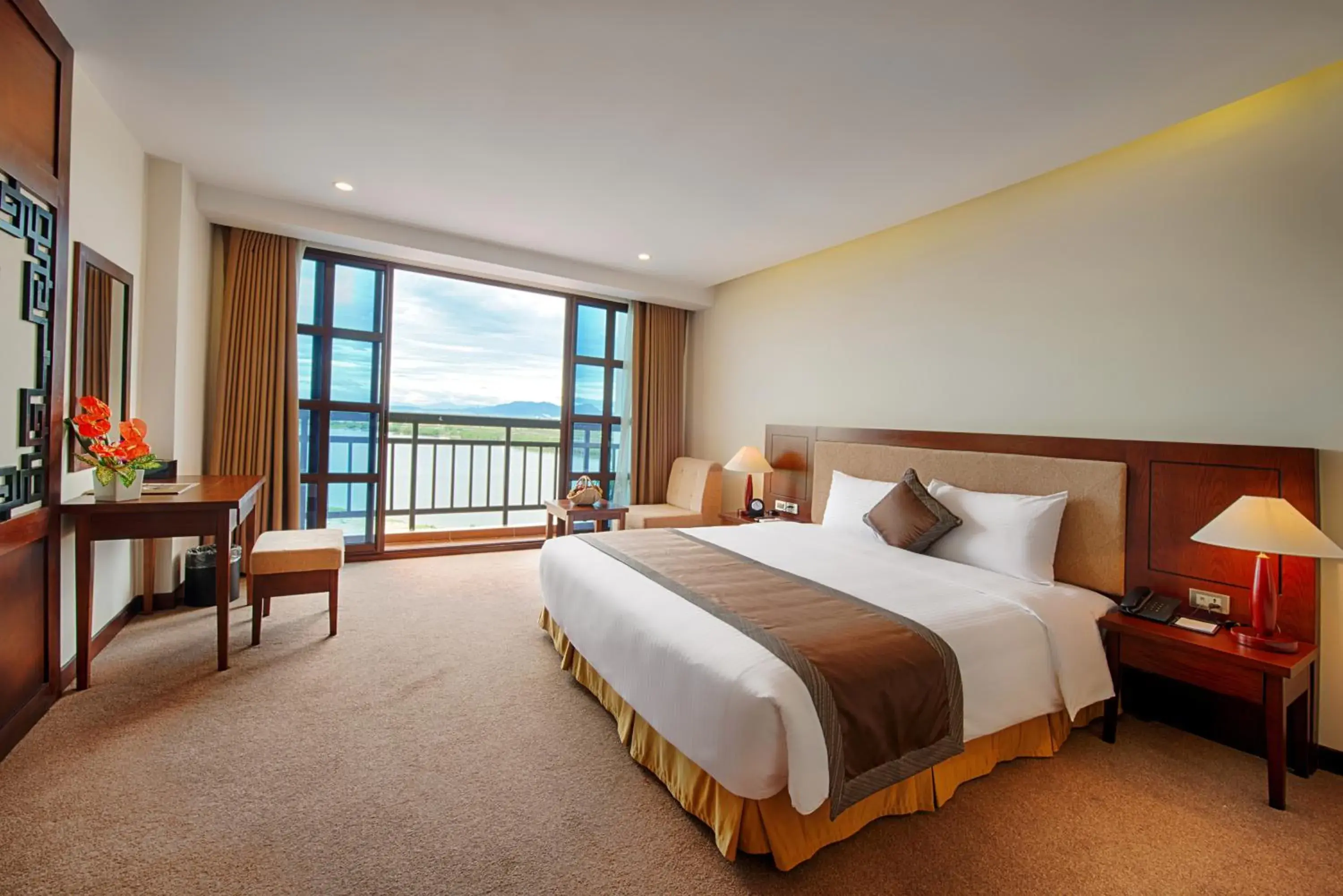 Deluxe Double Room with River View in Muong Thanh Holiday Hoi An Hotel Deluxe Double Room with River View in Muong Thanh Holiday Hoi An Hotel