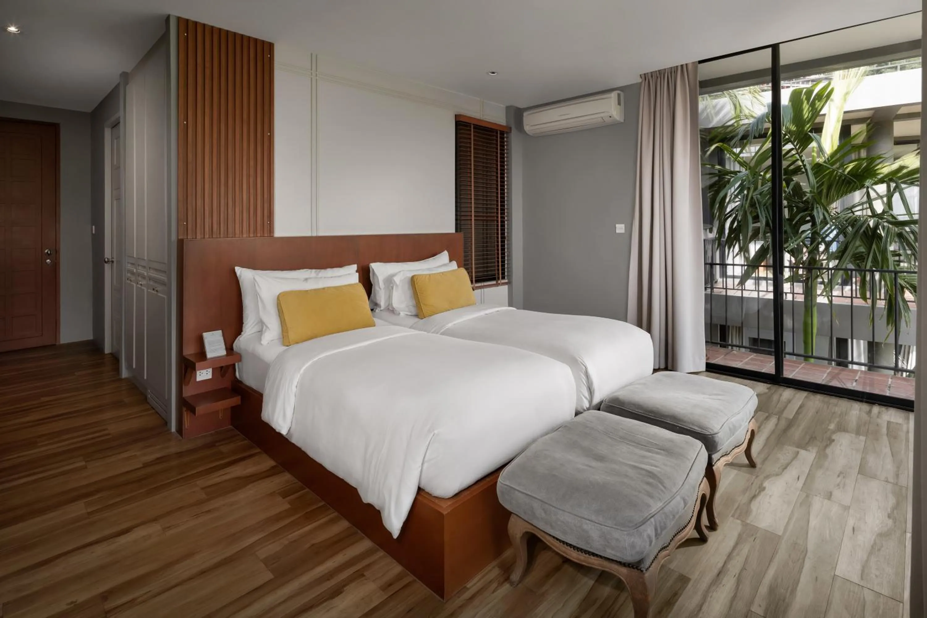 Seating area, Bed in Sirinati Khao Kho