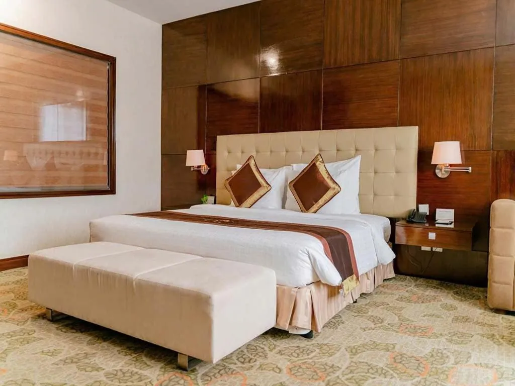 Living room, Bed in AURORA Hotel Plaza