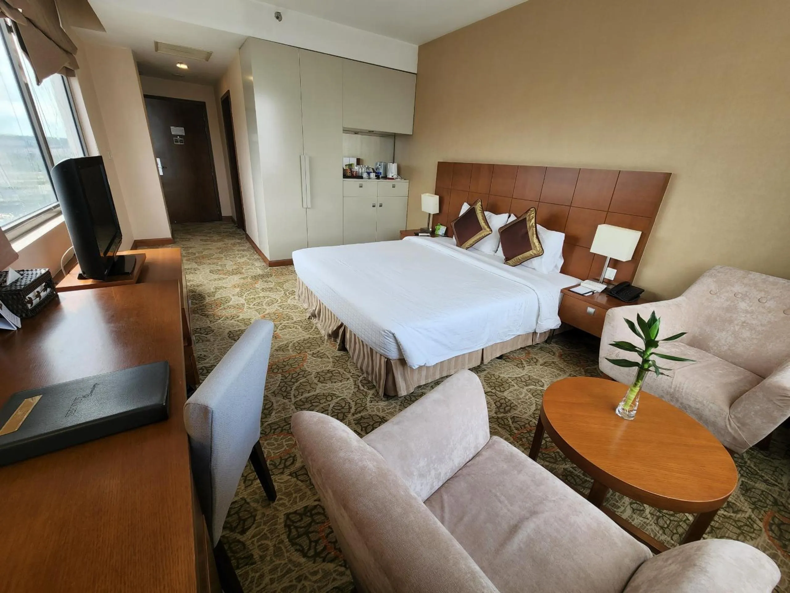Seating area, Bed in AURORA Hotel Plaza