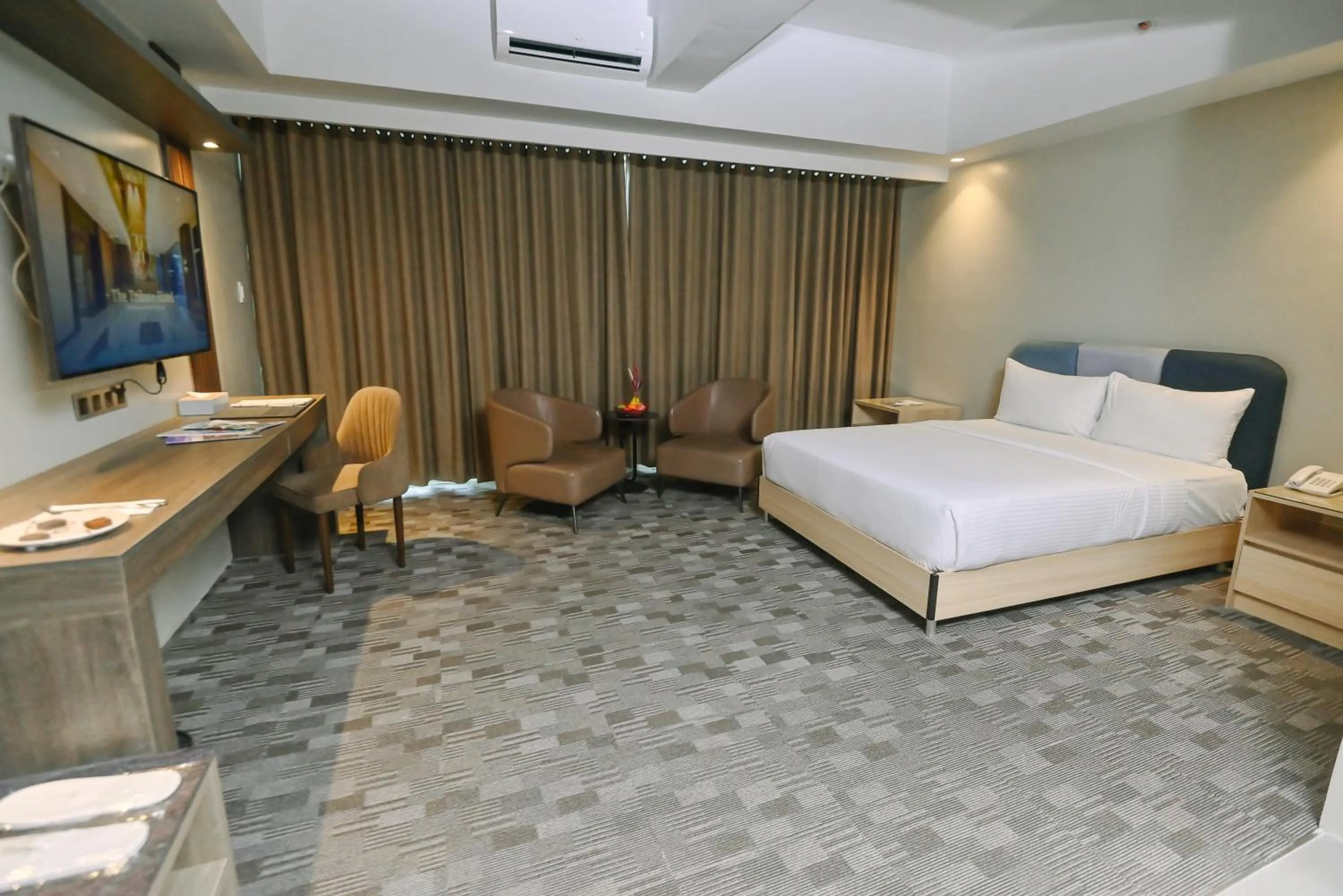 Bedroom, Bed in The Tribute Hotel