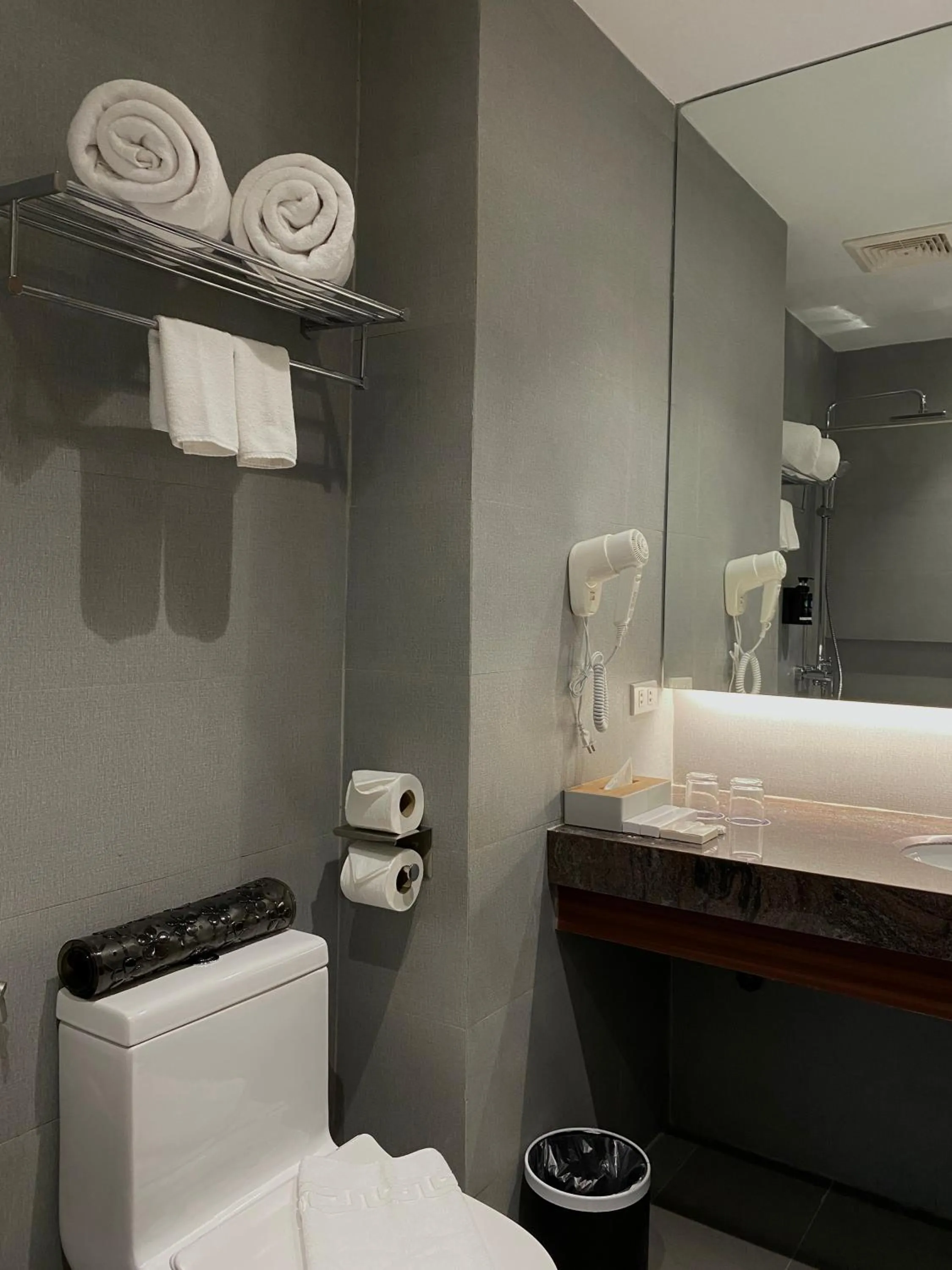 Bathroom, Bed in The Tribute Hotel