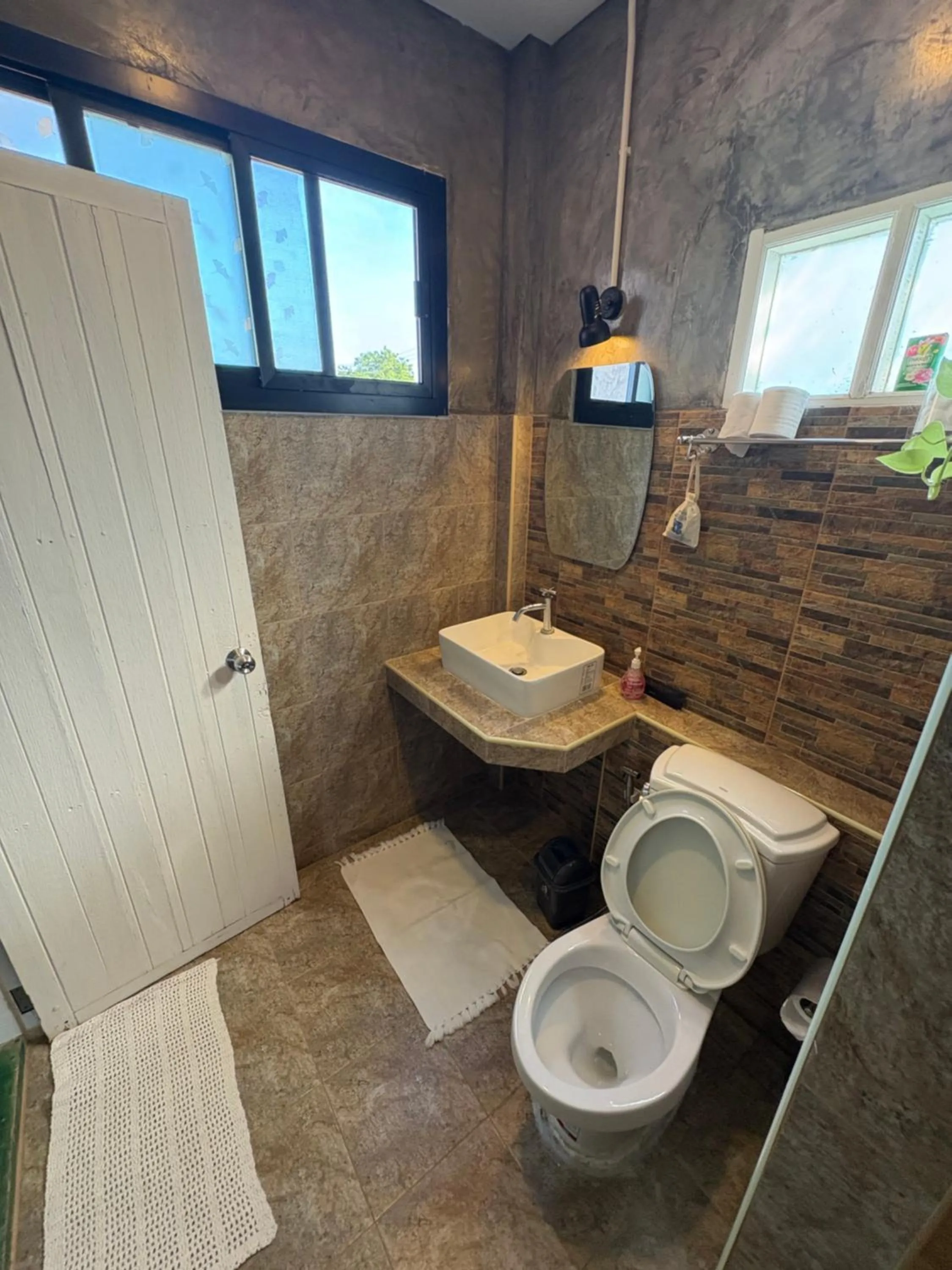 Toilet in Golden Mango House