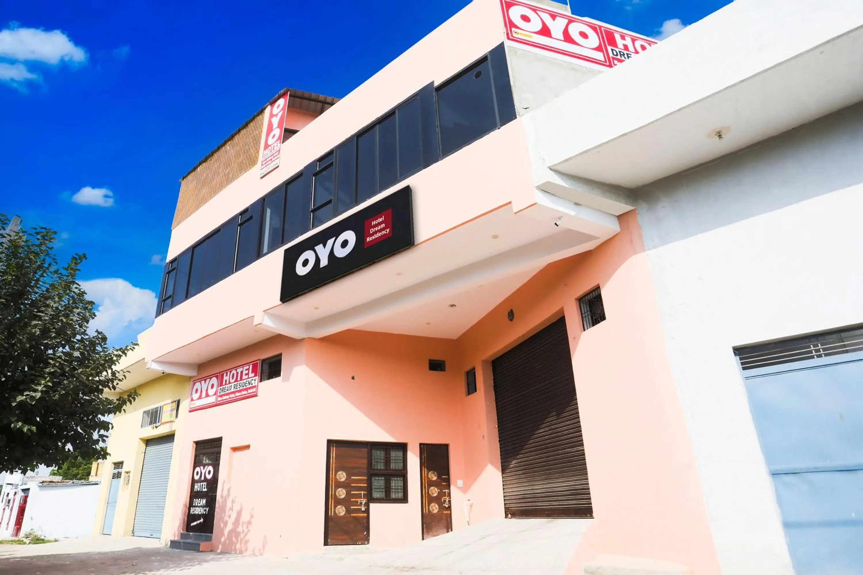 Facade/entrance in Hotel O Dream Residency