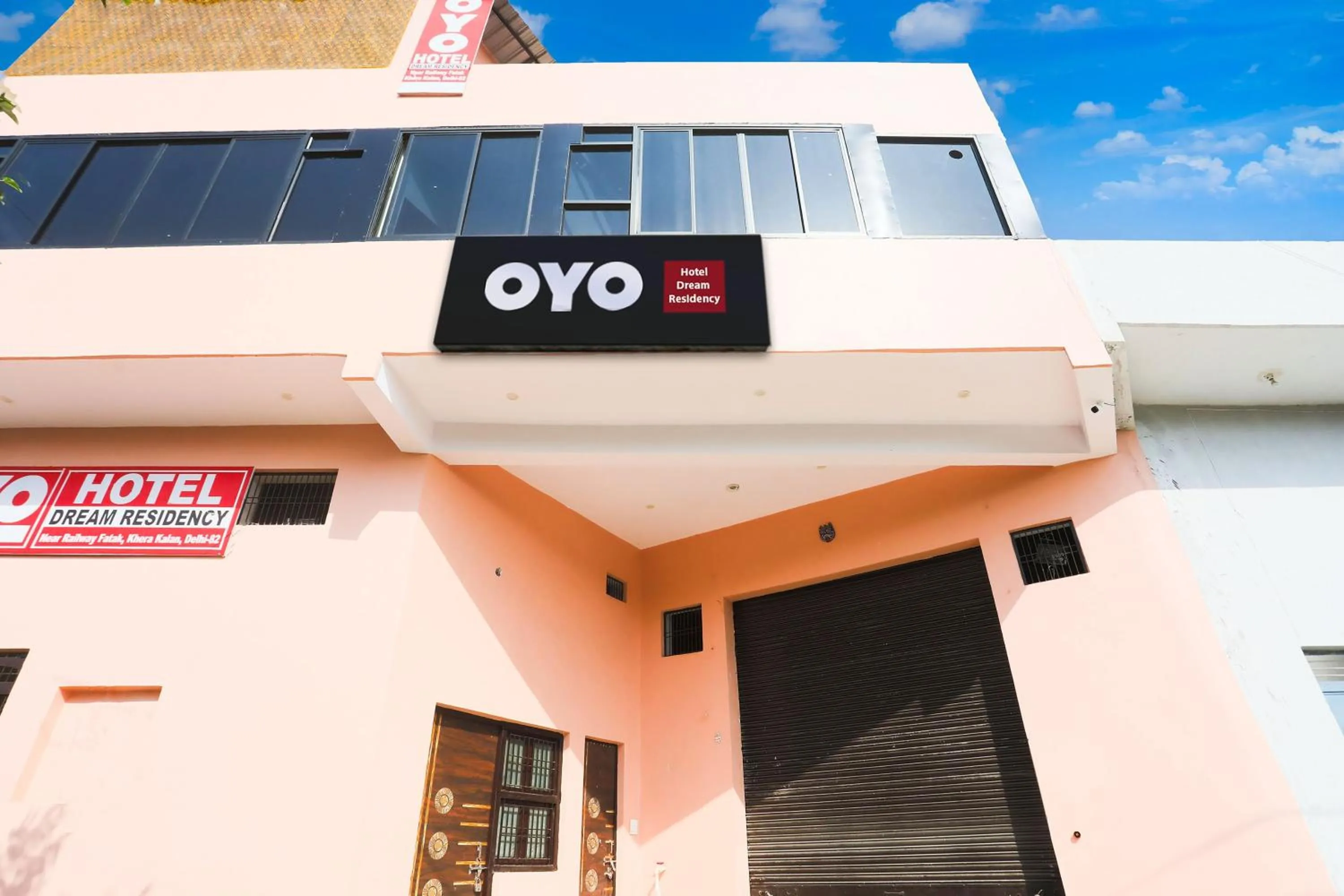 Facade/entrance in Hotel O Dream Residency