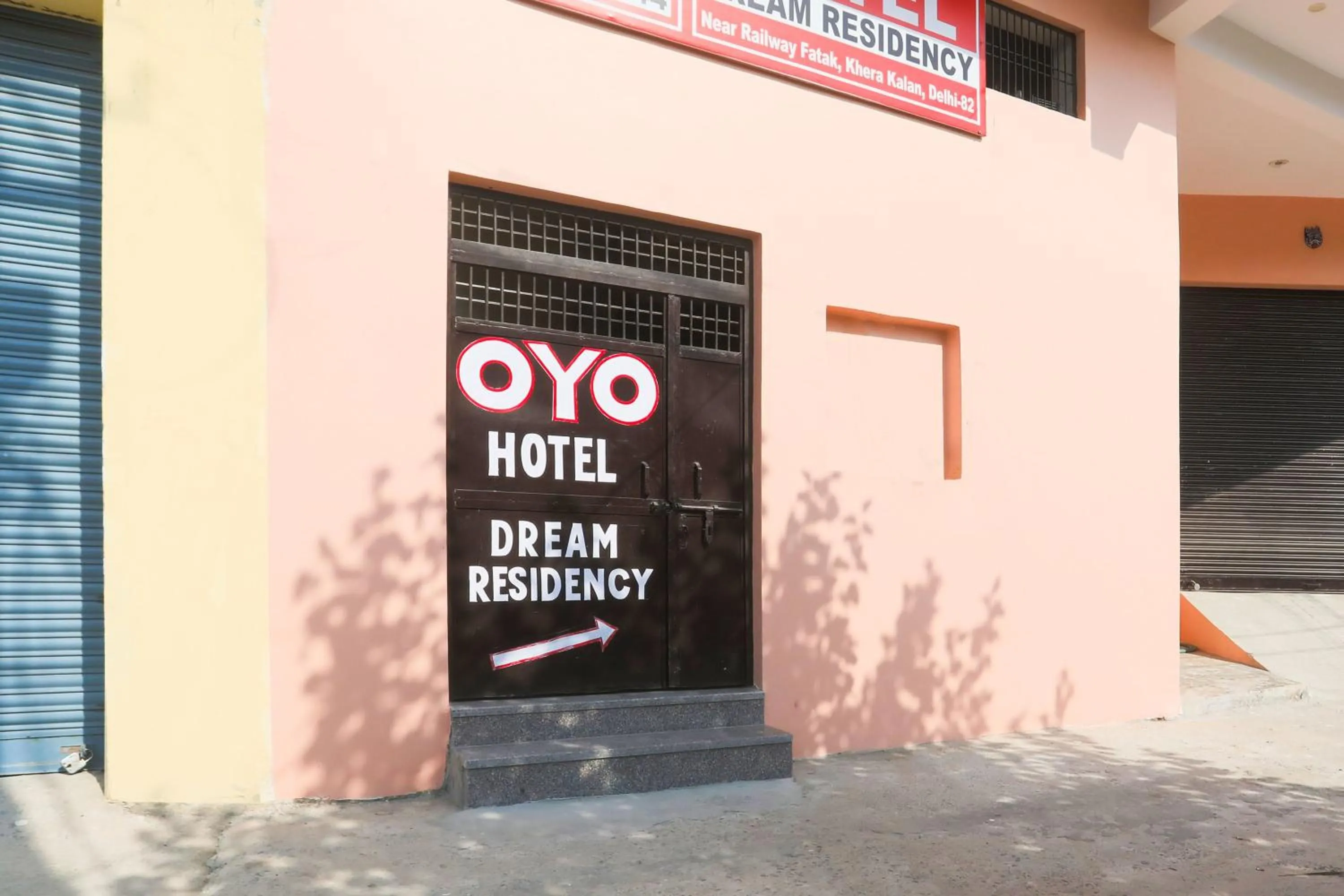 Facade/entrance in Hotel O Dream Residency