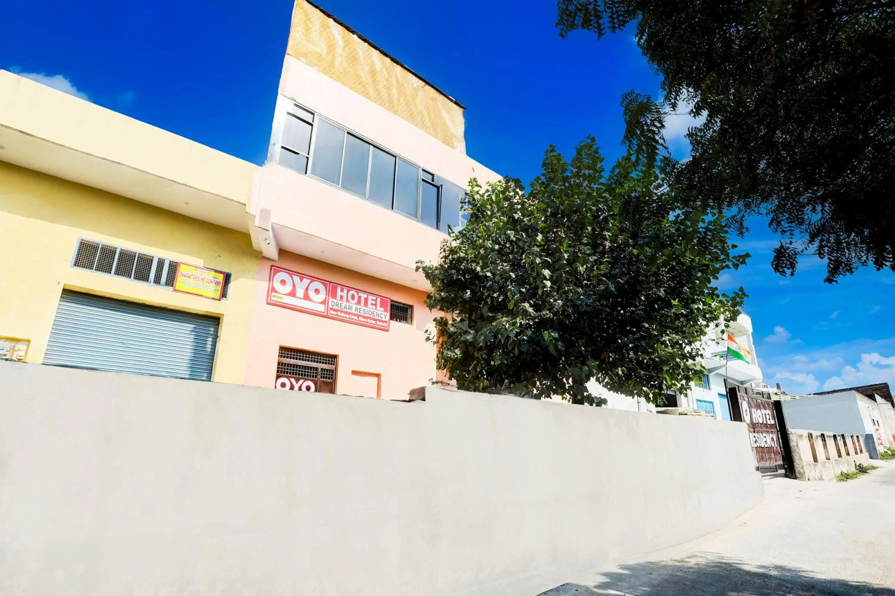 Facade/entrance in Hotel O Dream Residency