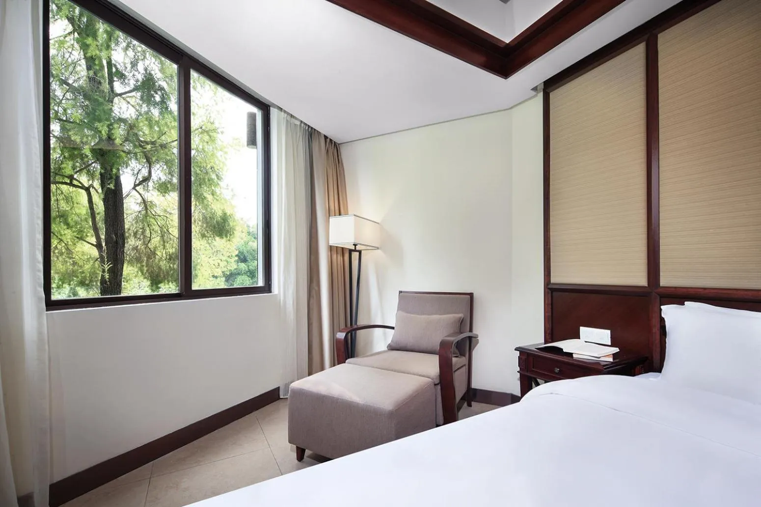 Bed in Yangshuo Riverside Resorts Hotel