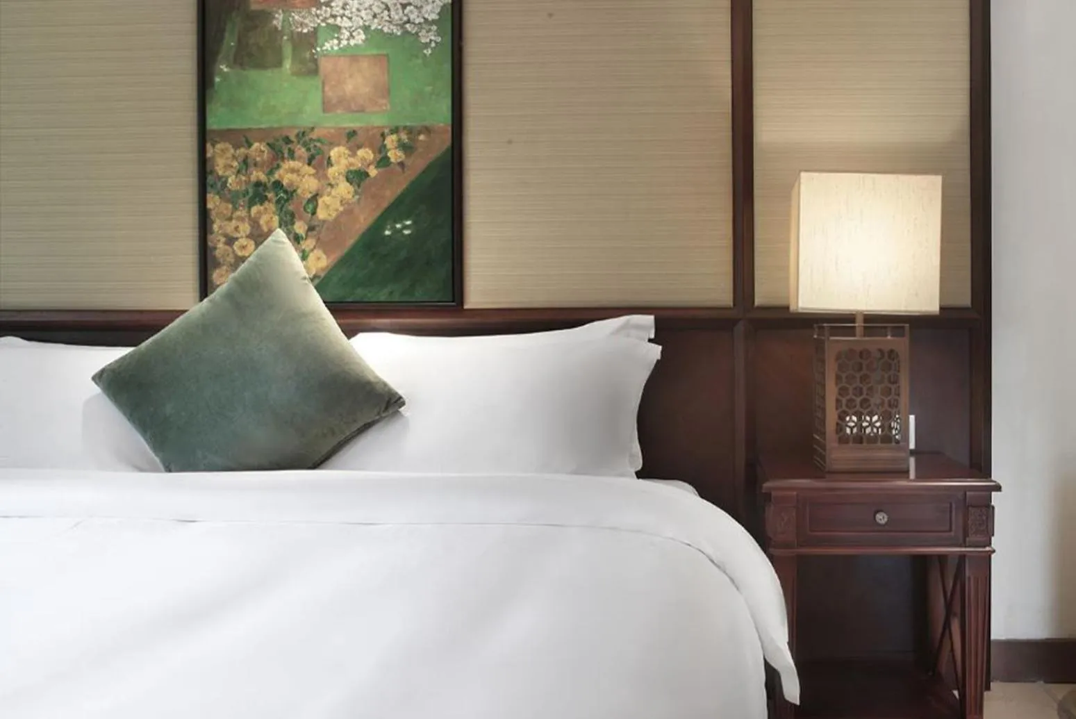 Bedroom, Bed in Yangshuo Riverside Resorts Hotel