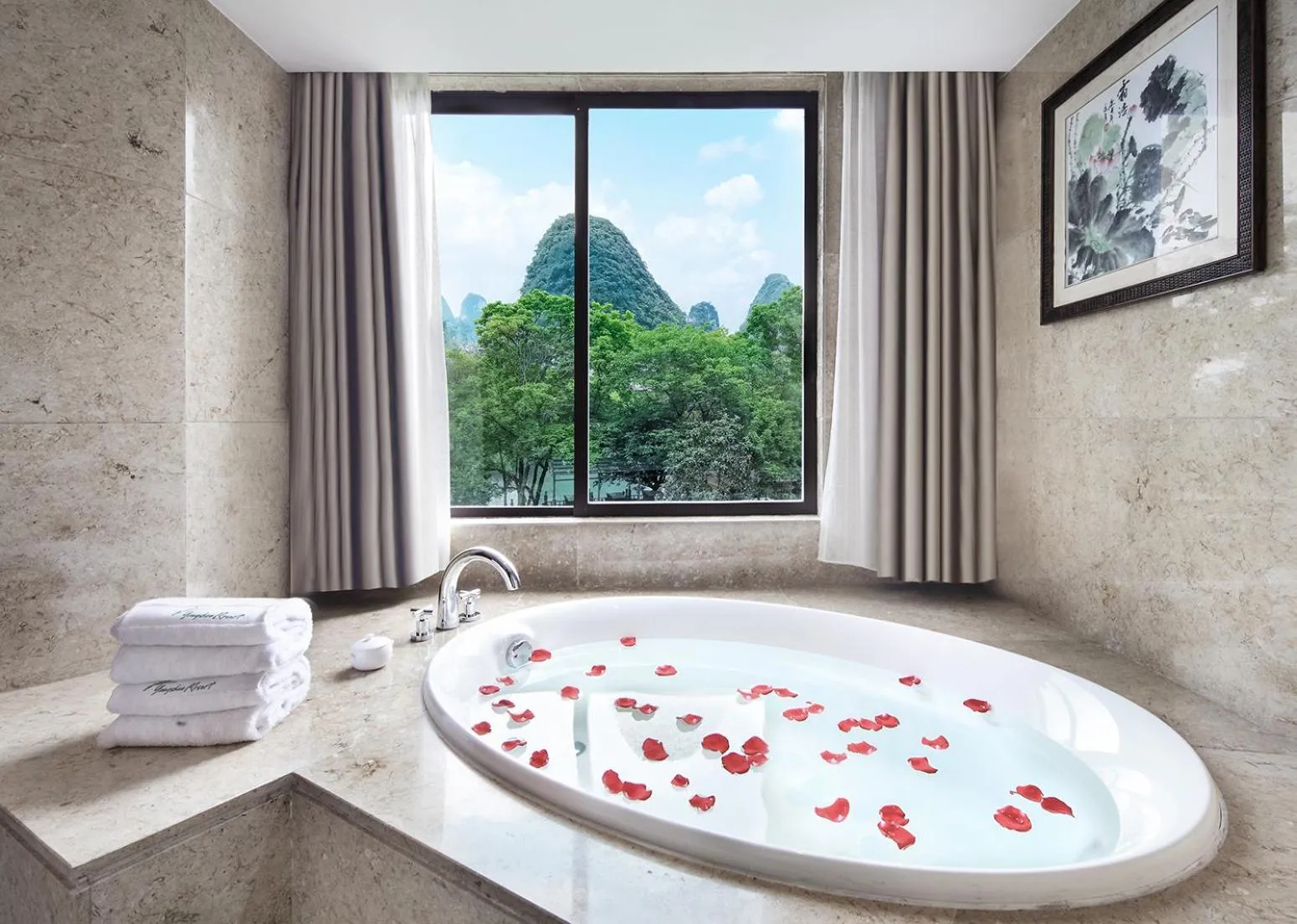Hot Tub in Yangshuo Riverside Resorts Hotel