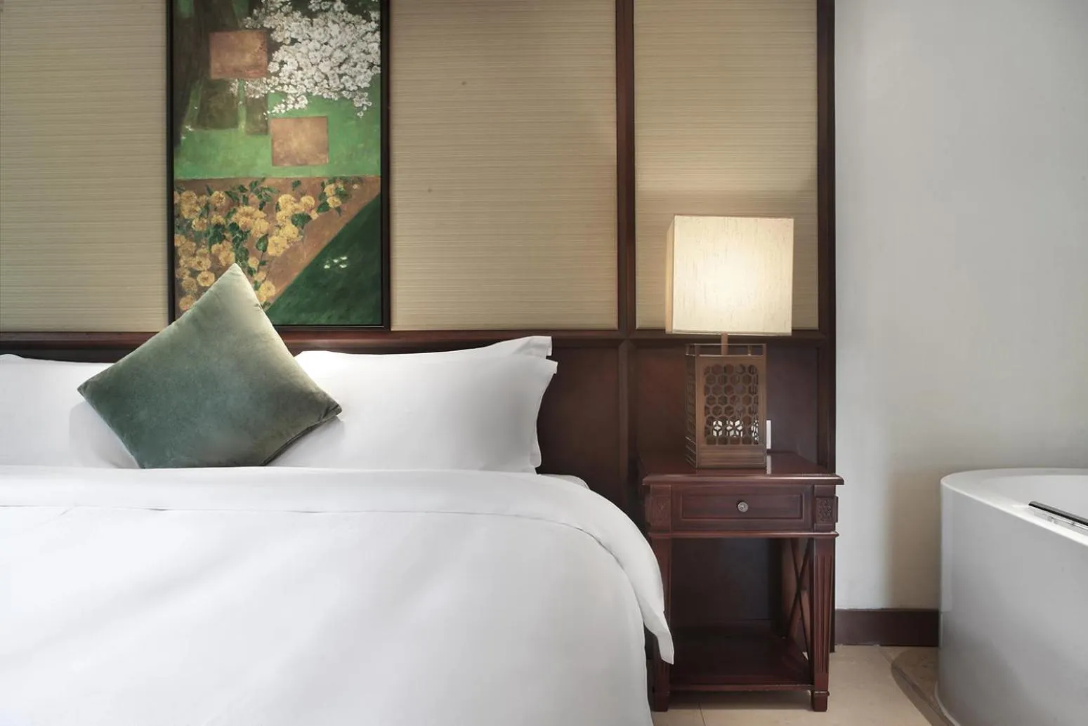 Bed in Yangshuo Riverside Resorts Hotel