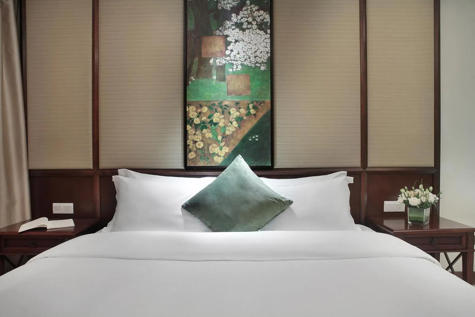 Bed in Yangshuo Riverside Resorts Hotel