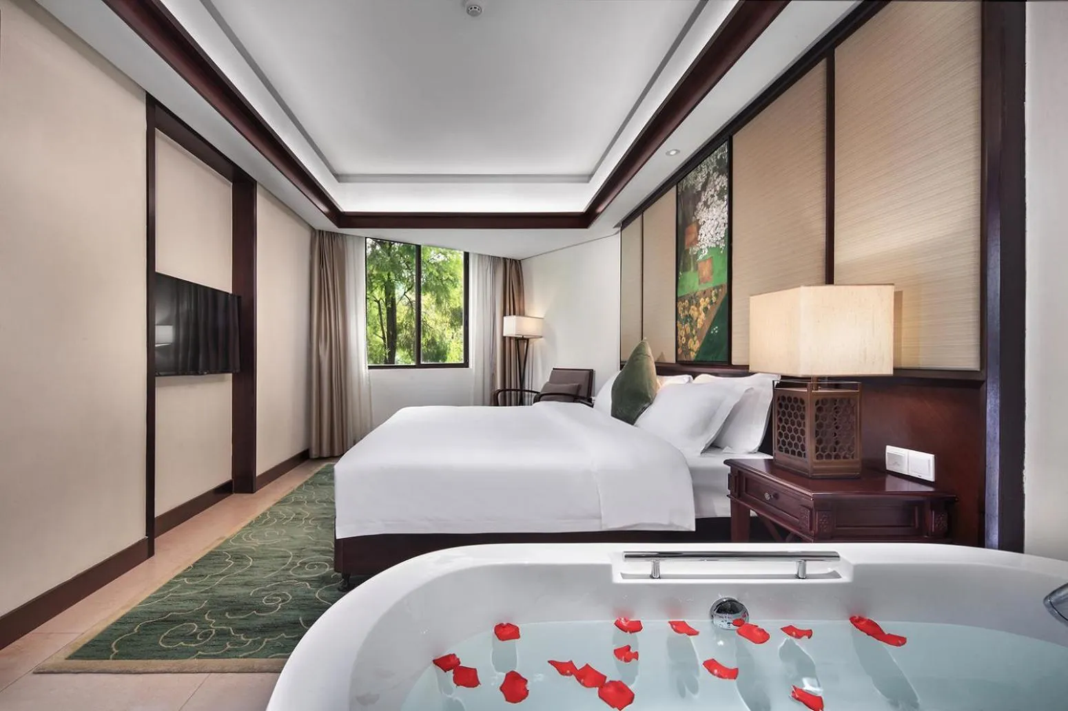 Photo of the whole room, Bed in Yangshuo Riverside Resorts Hotel