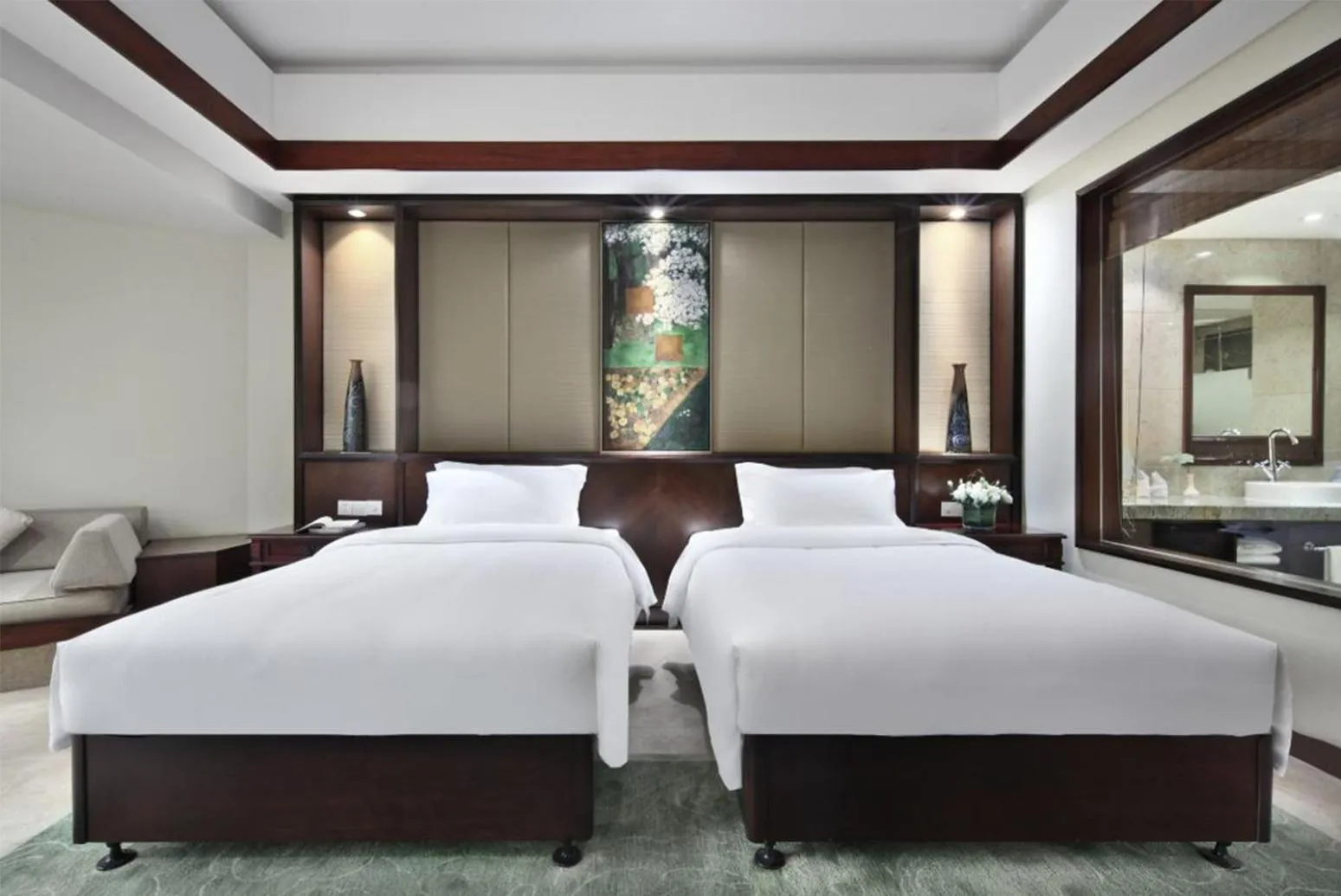 Bed in Yangshuo Riverside Resorts Hotel