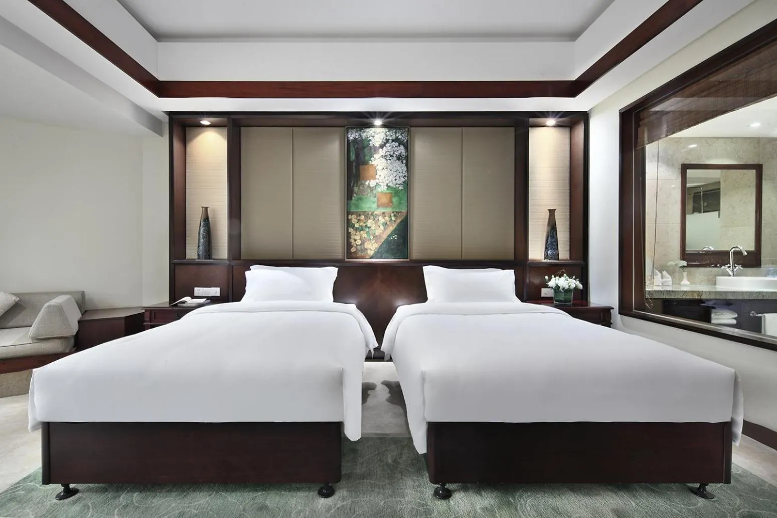 Bed in Yangshuo Riverside Resorts Hotel