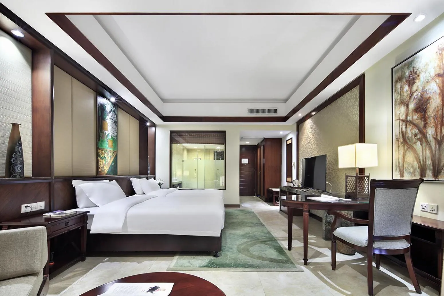 Photo of the whole room, Bed in Yangshuo Riverside Resorts Hotel