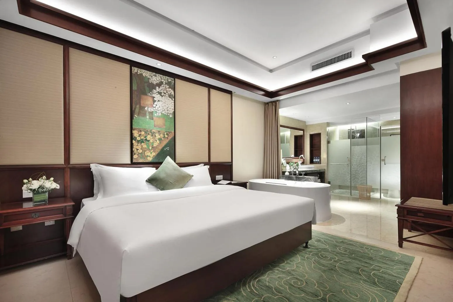 Photo of the whole room, Bed in Yangshuo Riverside Resorts Hotel