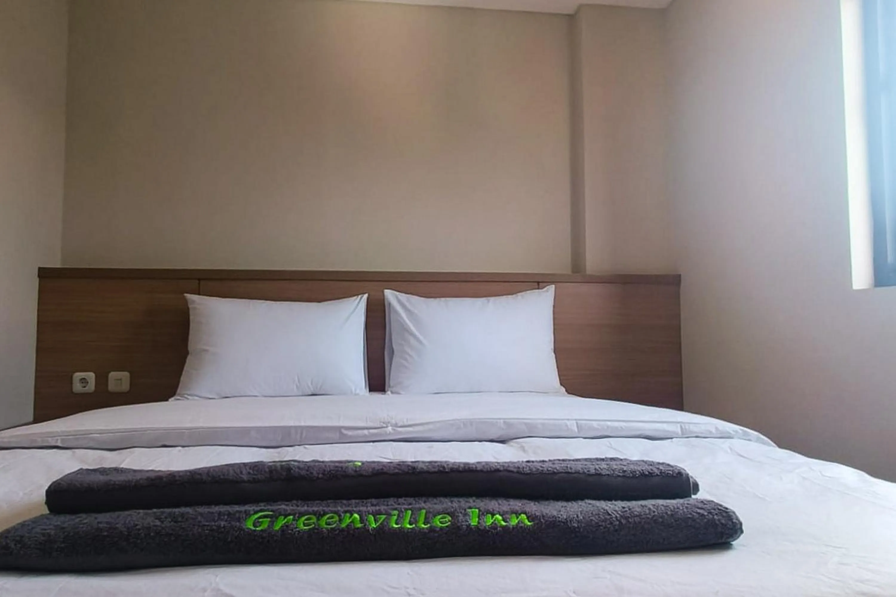 Bedroom, Bed in Urbanview Greenville Jakarta