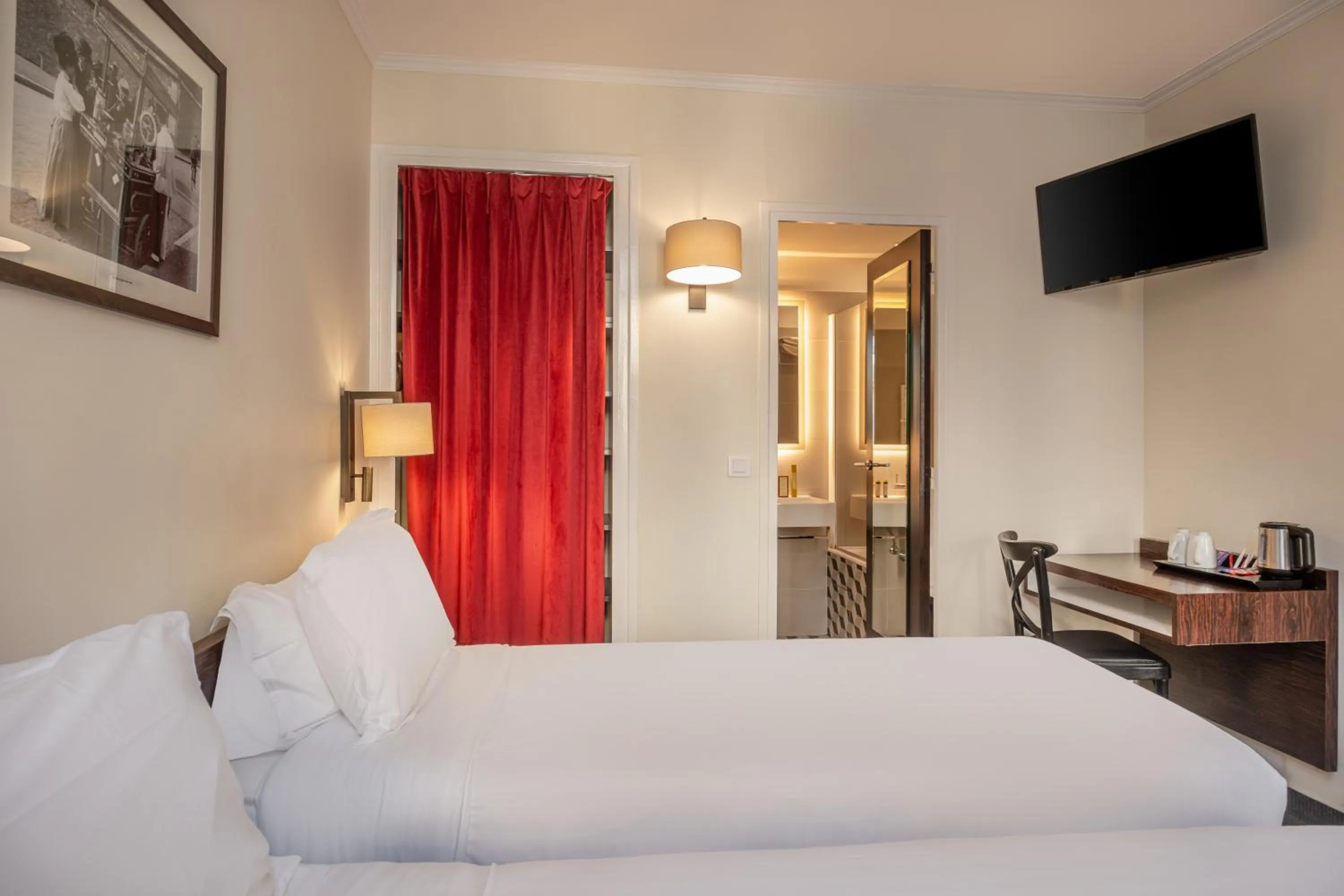 Bed in Hotel du College de France