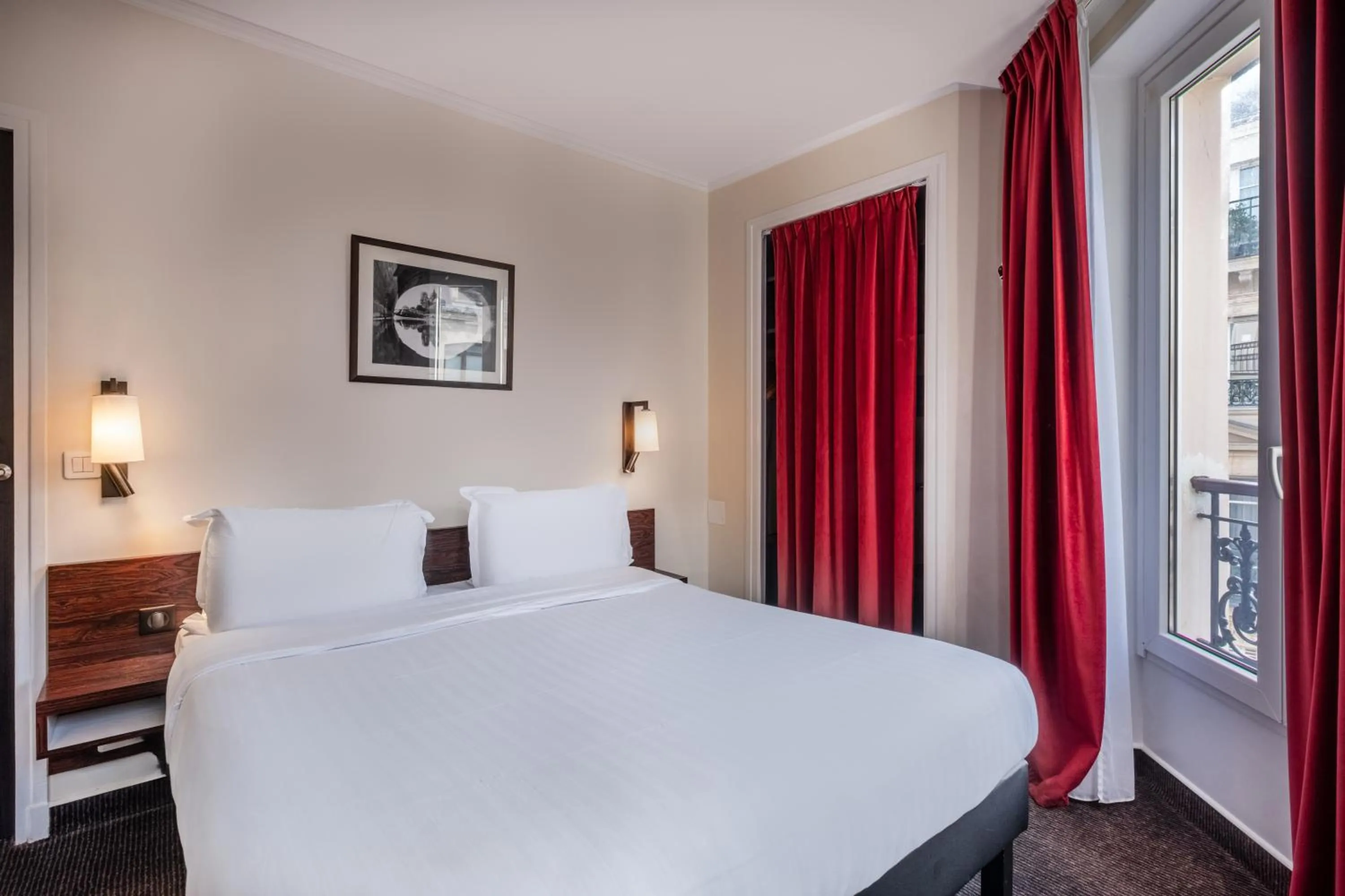 Bed in Hotel du College de France