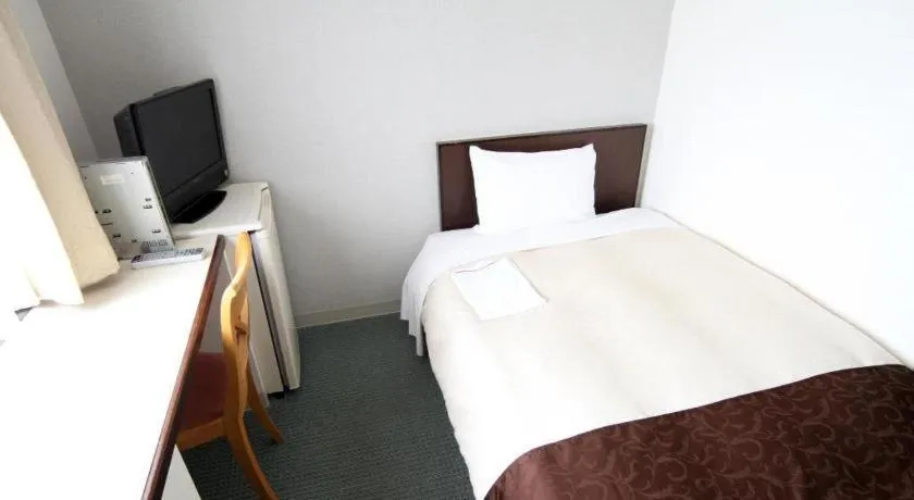 Bed in Hiroshima Kokusai Hotel