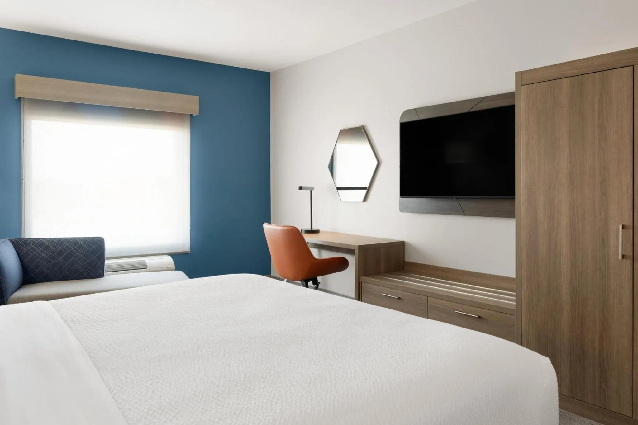 Photo of the whole room, Bed in Holiday Inn Express & Suites Meridian I-20 by IHG