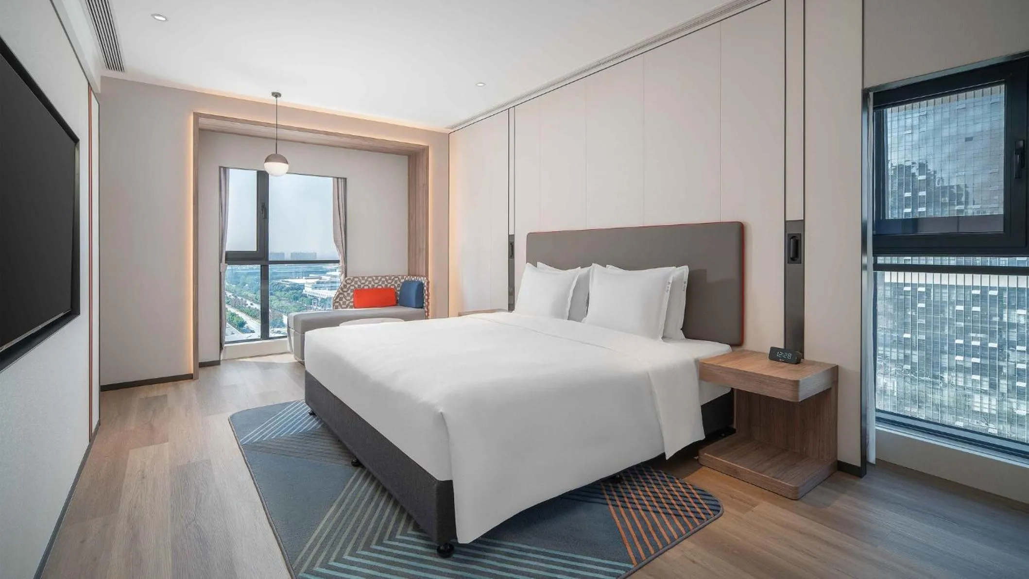 Photo of the whole room, Bed in Holiday Inn Express Xi'an Fengdong by IHG