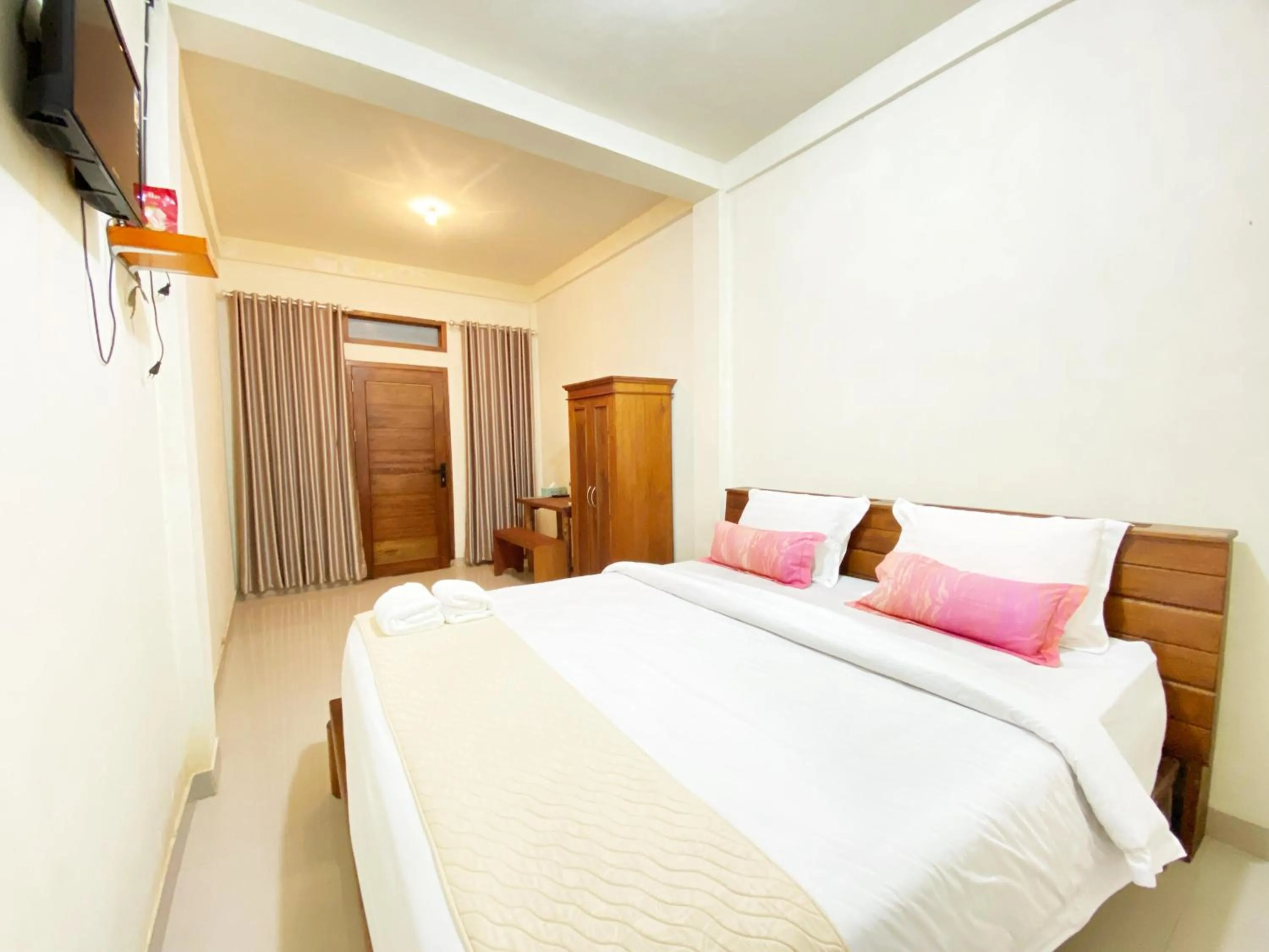 Photo of the whole room, Bed in Bujai Mentawai Griya Hotel