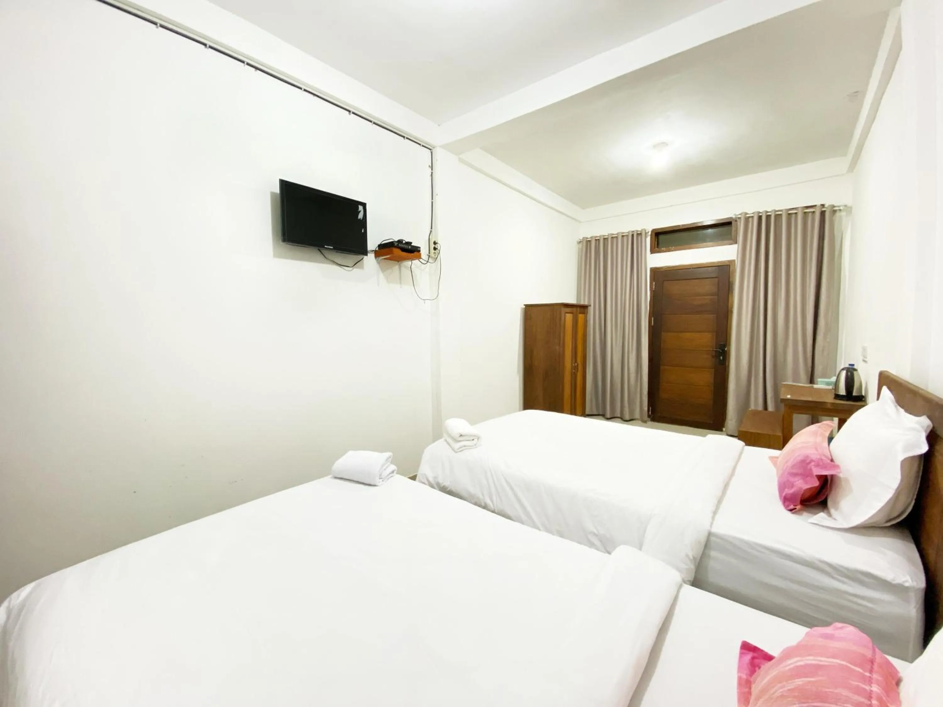 Photo of the whole room, Bed in Bujai Mentawai Griya Hotel