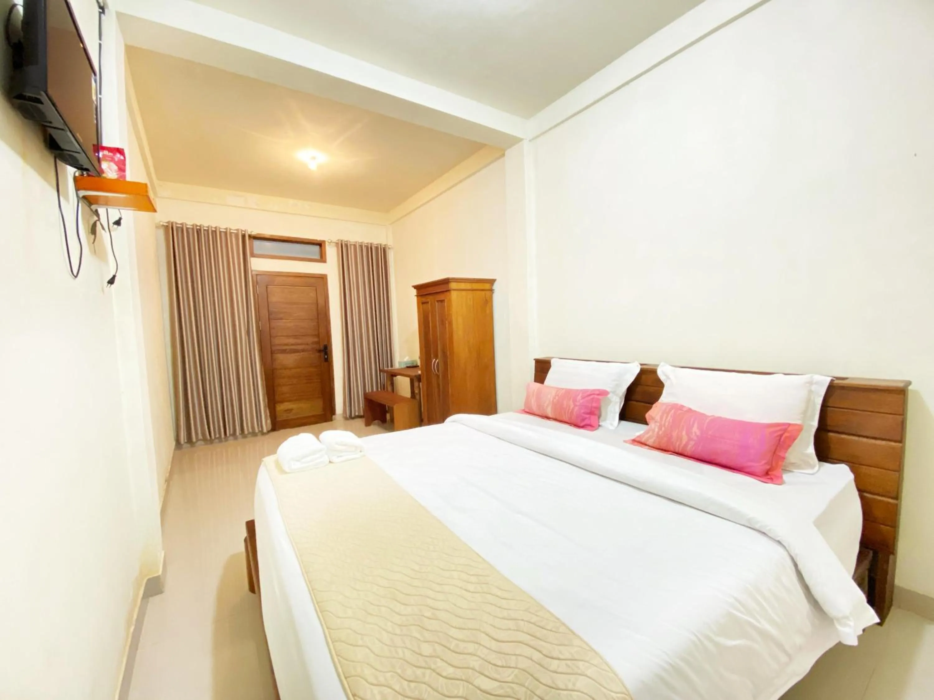 Photo of the whole room, Bed in Bujai Mentawai Griya Hotel