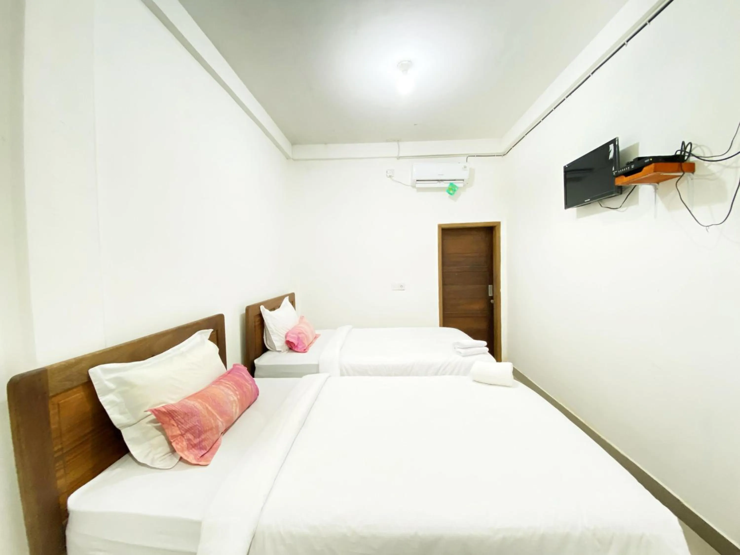 Photo of the whole room, Bed in Bujai Mentawai Griya Hotel