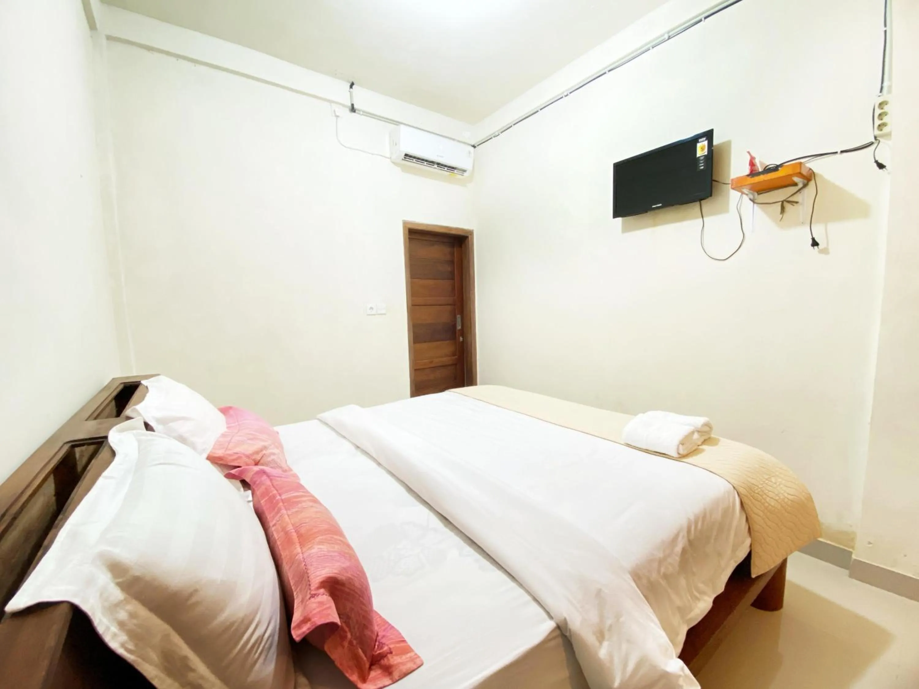 Bedroom, Bed in Bujai Mentawai Griya Hotel