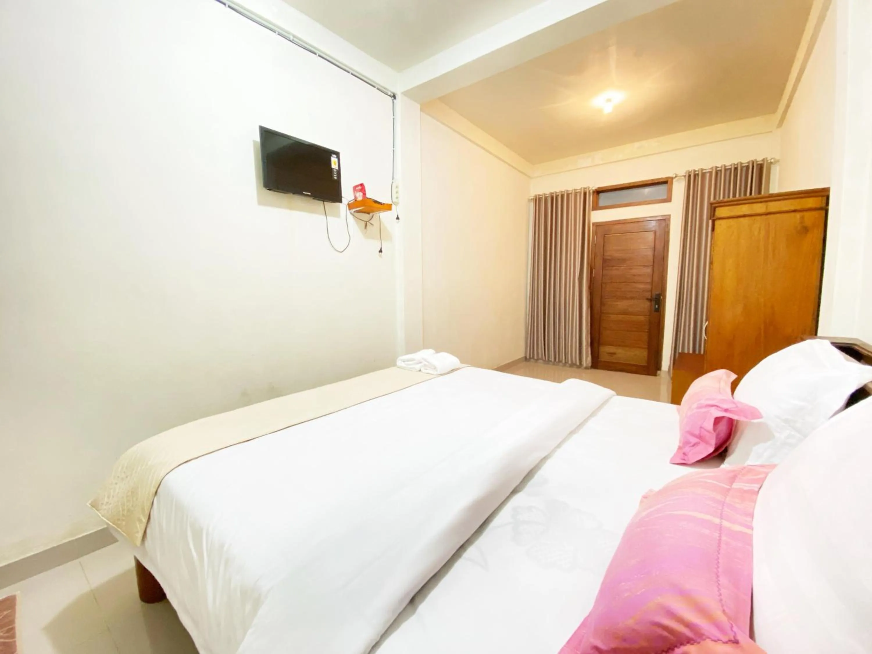 Photo of the whole room, Bed in Bujai Mentawai Griya Hotel