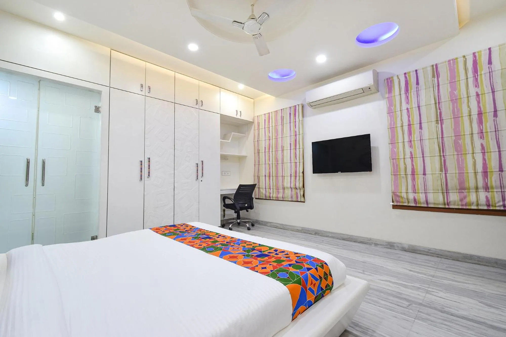 Bed in FabHotel De Alphabet II - Nr Ameerpet Metro Station