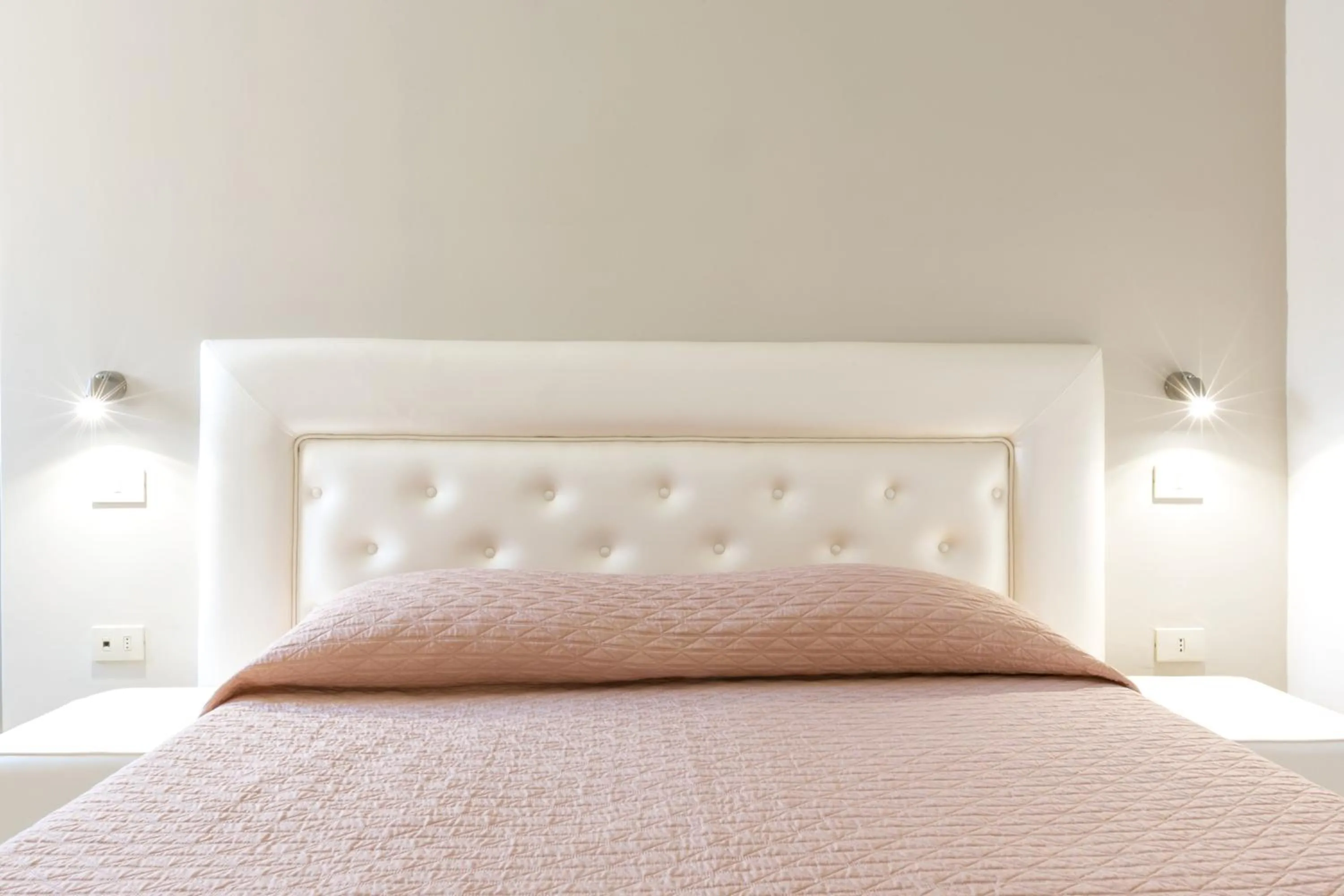 Photo of the whole room, Bed in Sisters Hotel