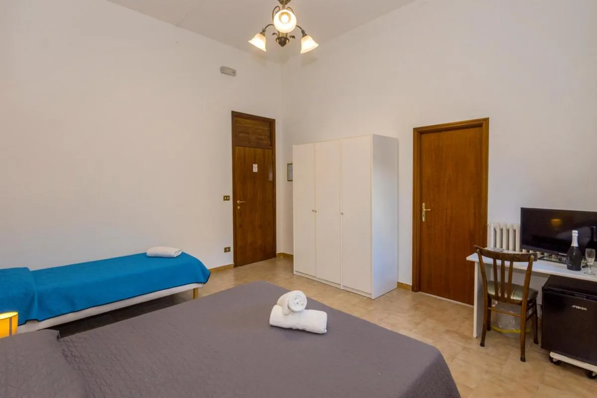 Bedroom, Bed in Sisters Hotel