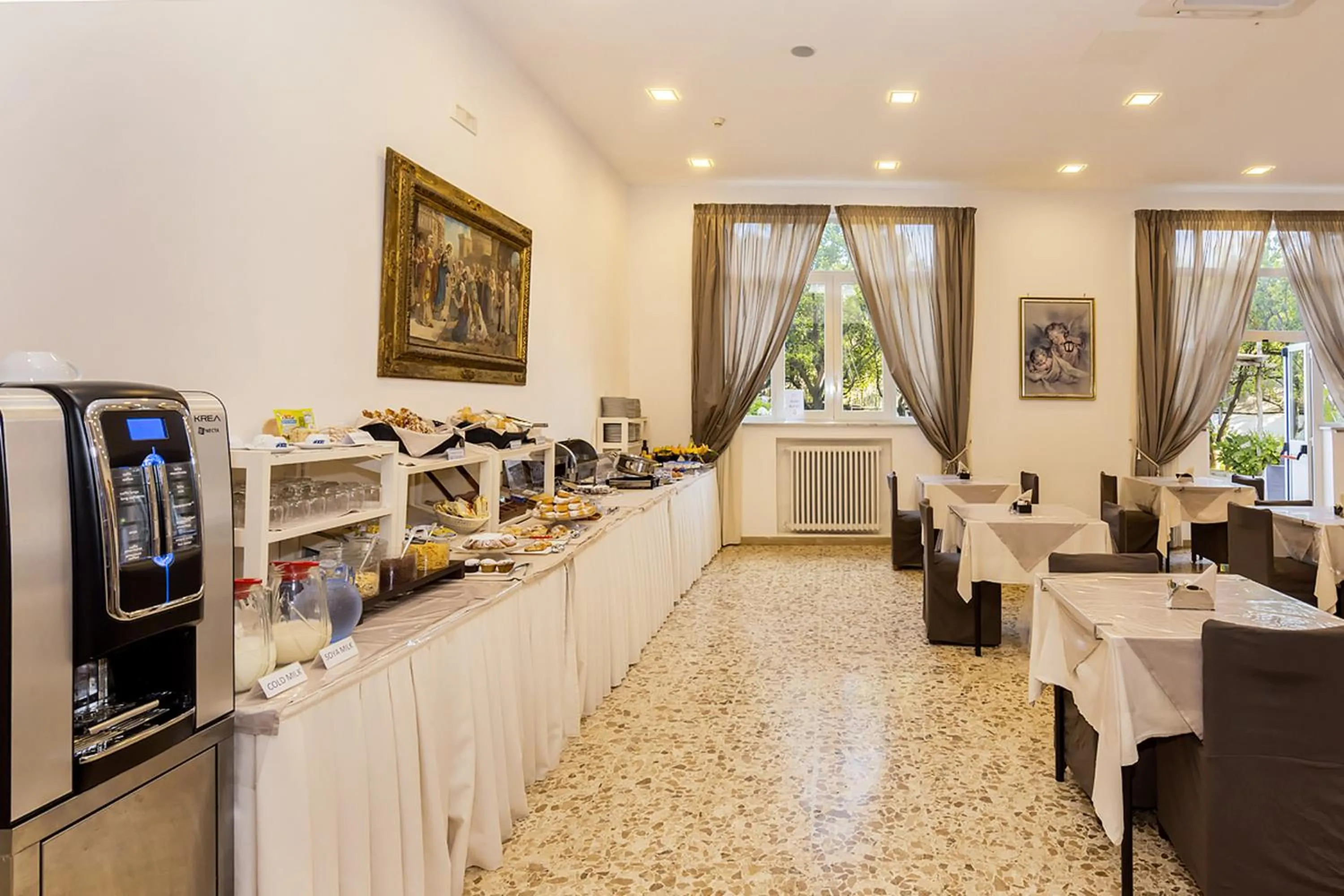 Continental breakfast in Sisters Hotel