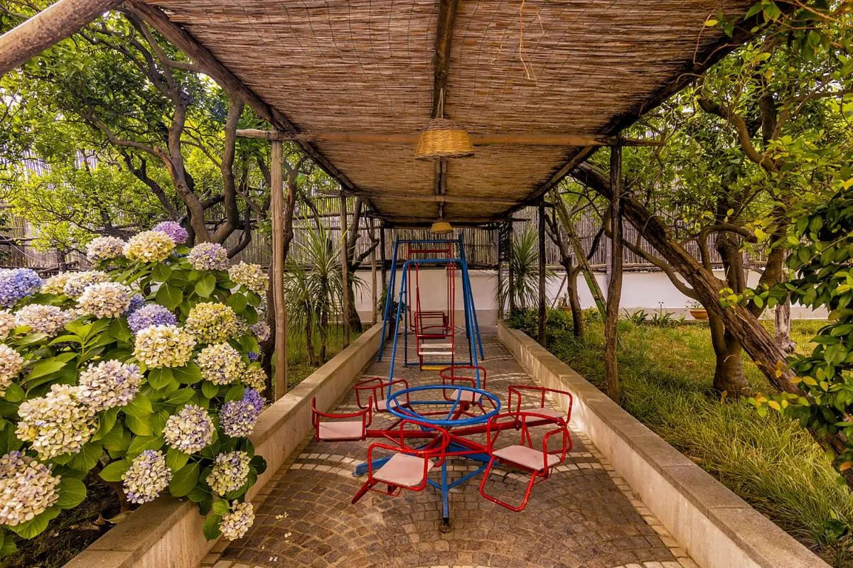 Garden in Sisters Hotel