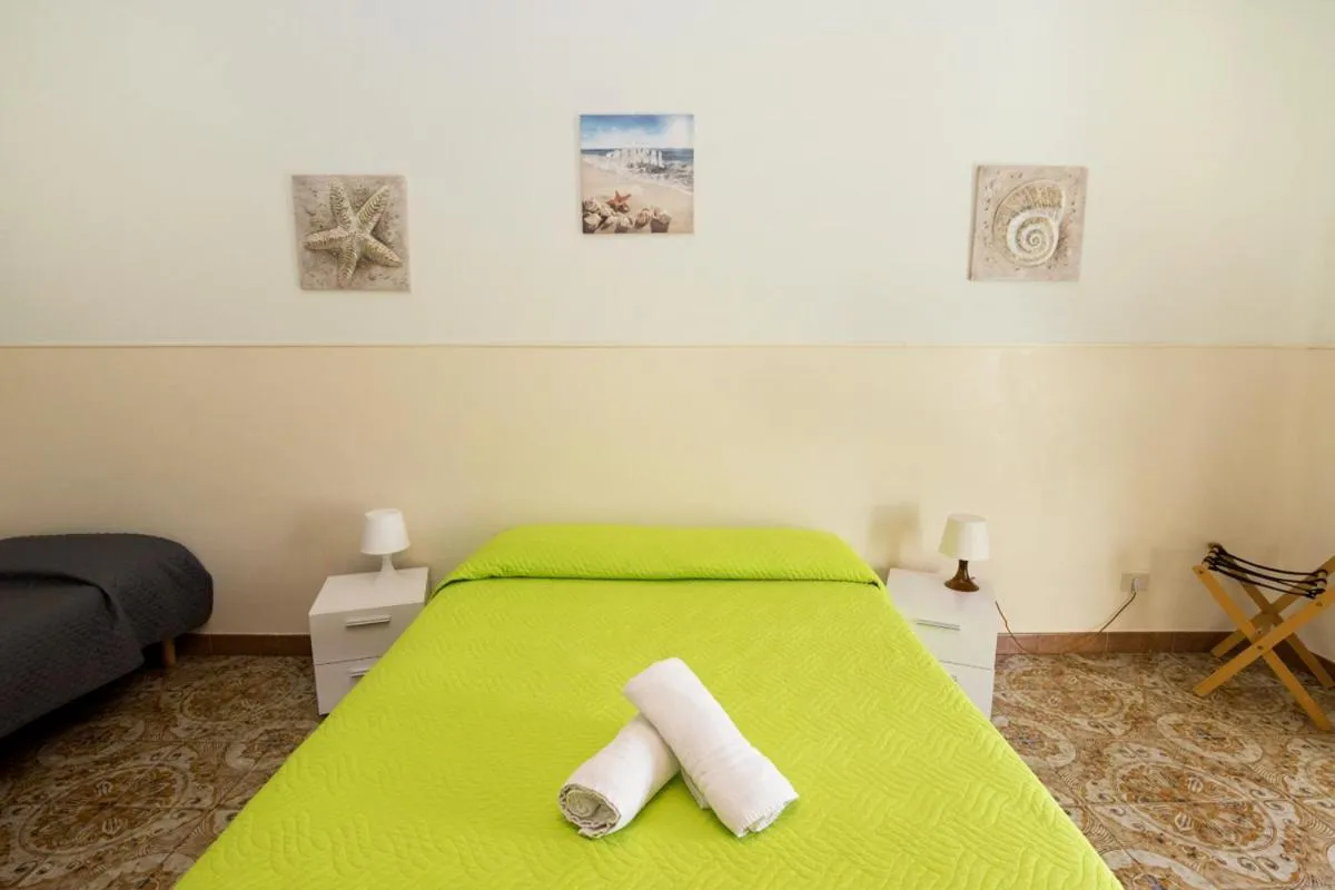 Bedroom, Bed in Sisters Hotel