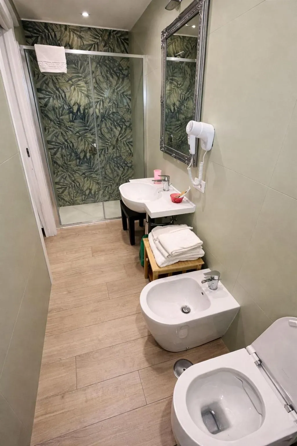 Bathroom in Sisters Hotel