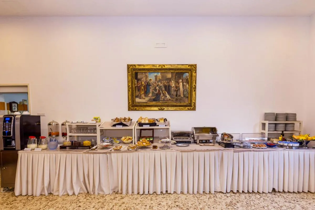 Breakfast in Sisters Hotel