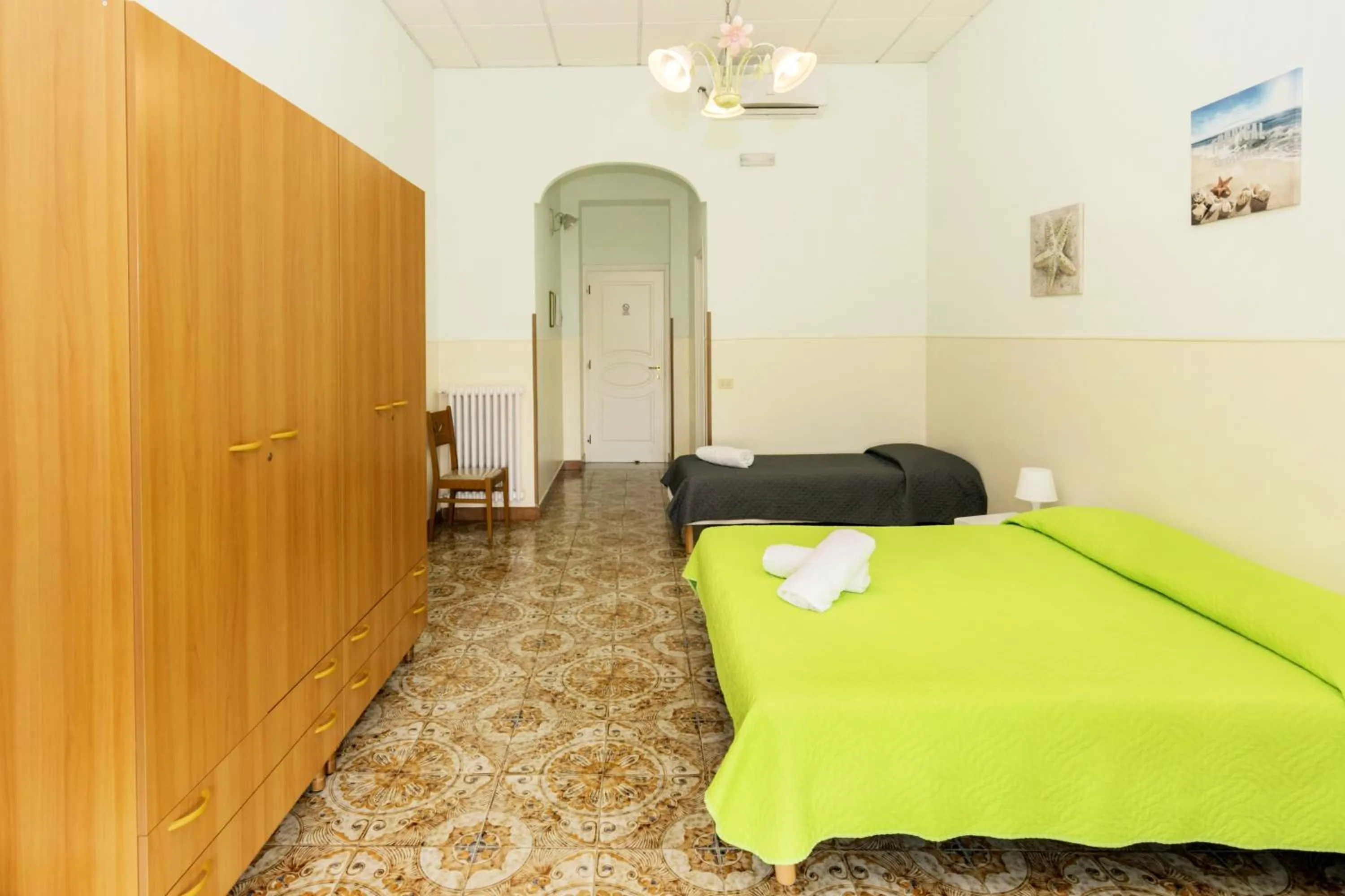 Bedroom, Bed in Sisters Hotel