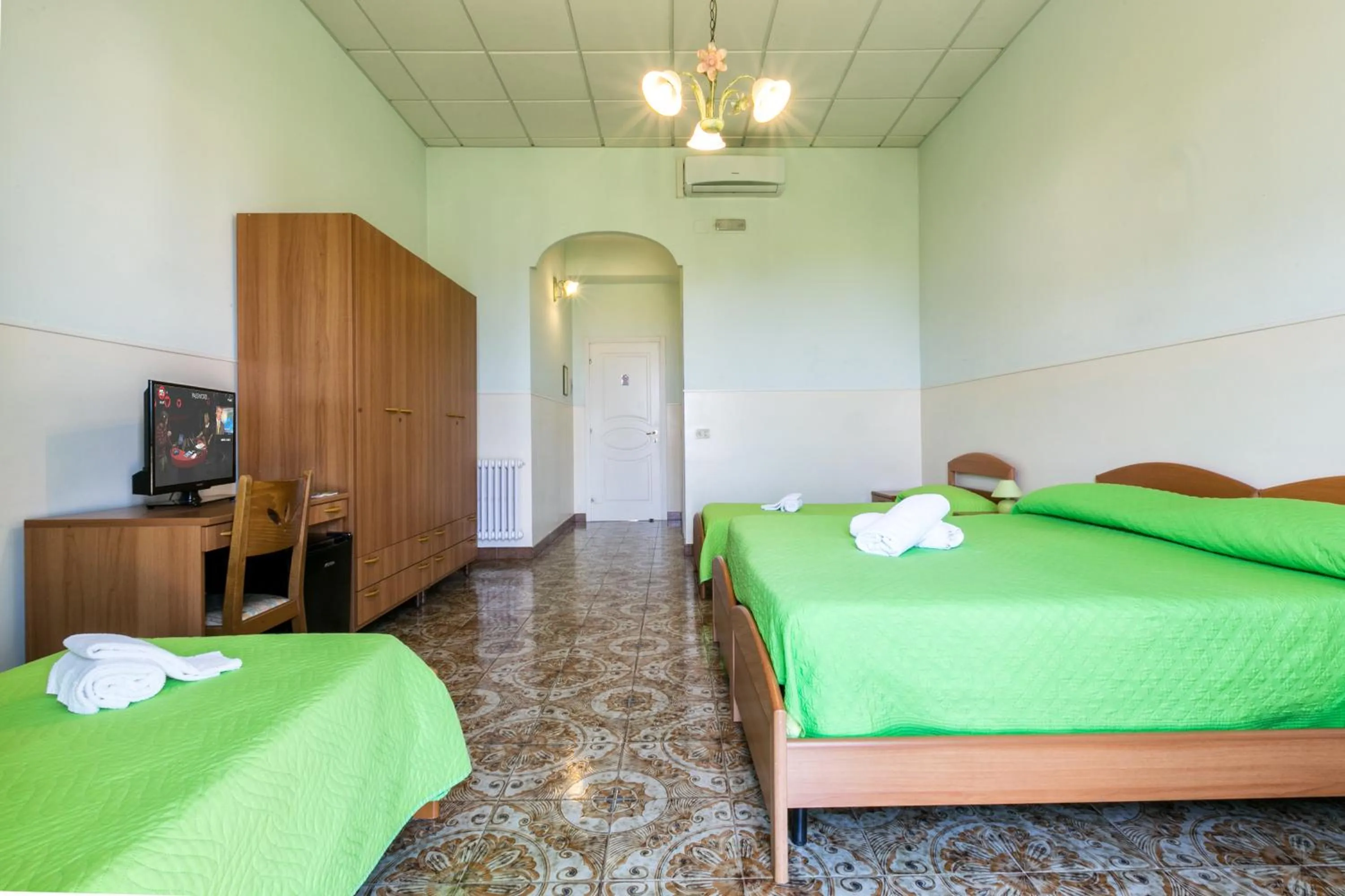 Photo of the whole room, Bed in Sisters Hotel