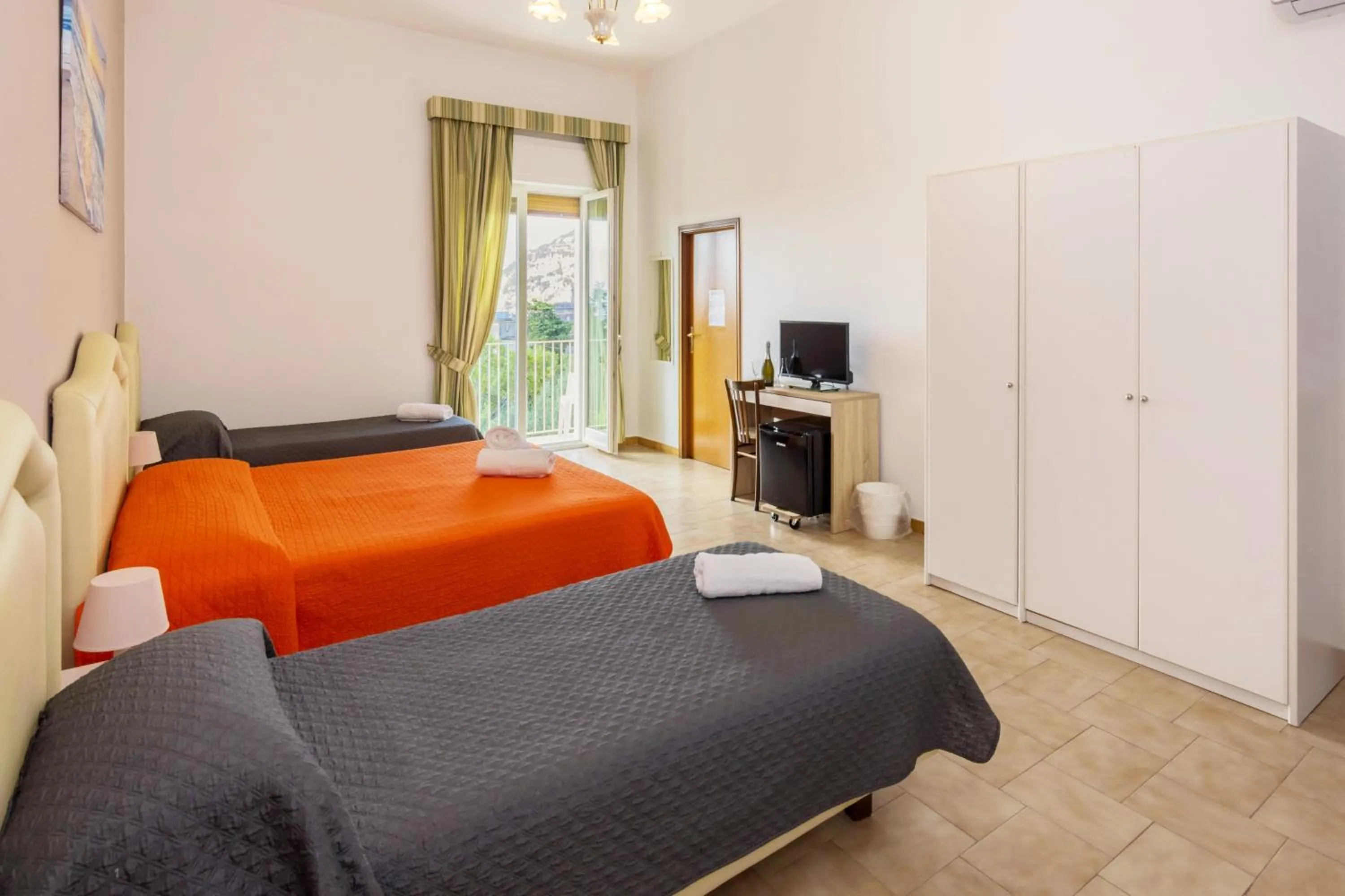 Bedroom, Bed in Sisters Hotel