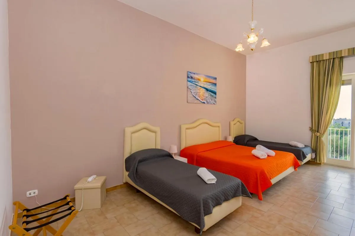 Bedroom, Bed in Sisters Hotel