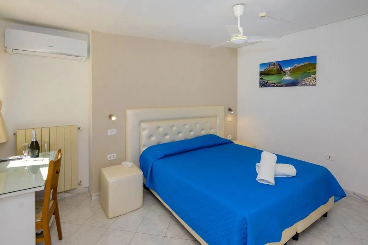 Bedroom, Bed in Sisters Hotel