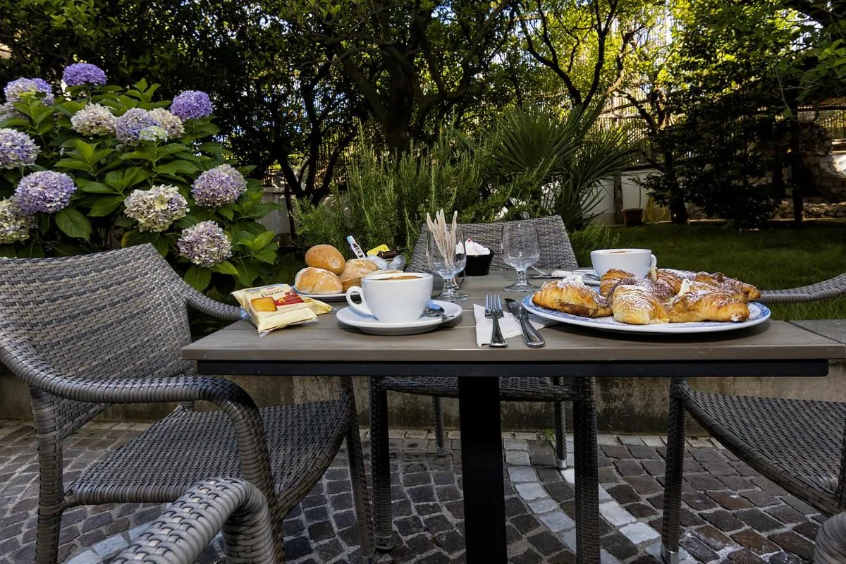 Breakfast in Sisters Hotel