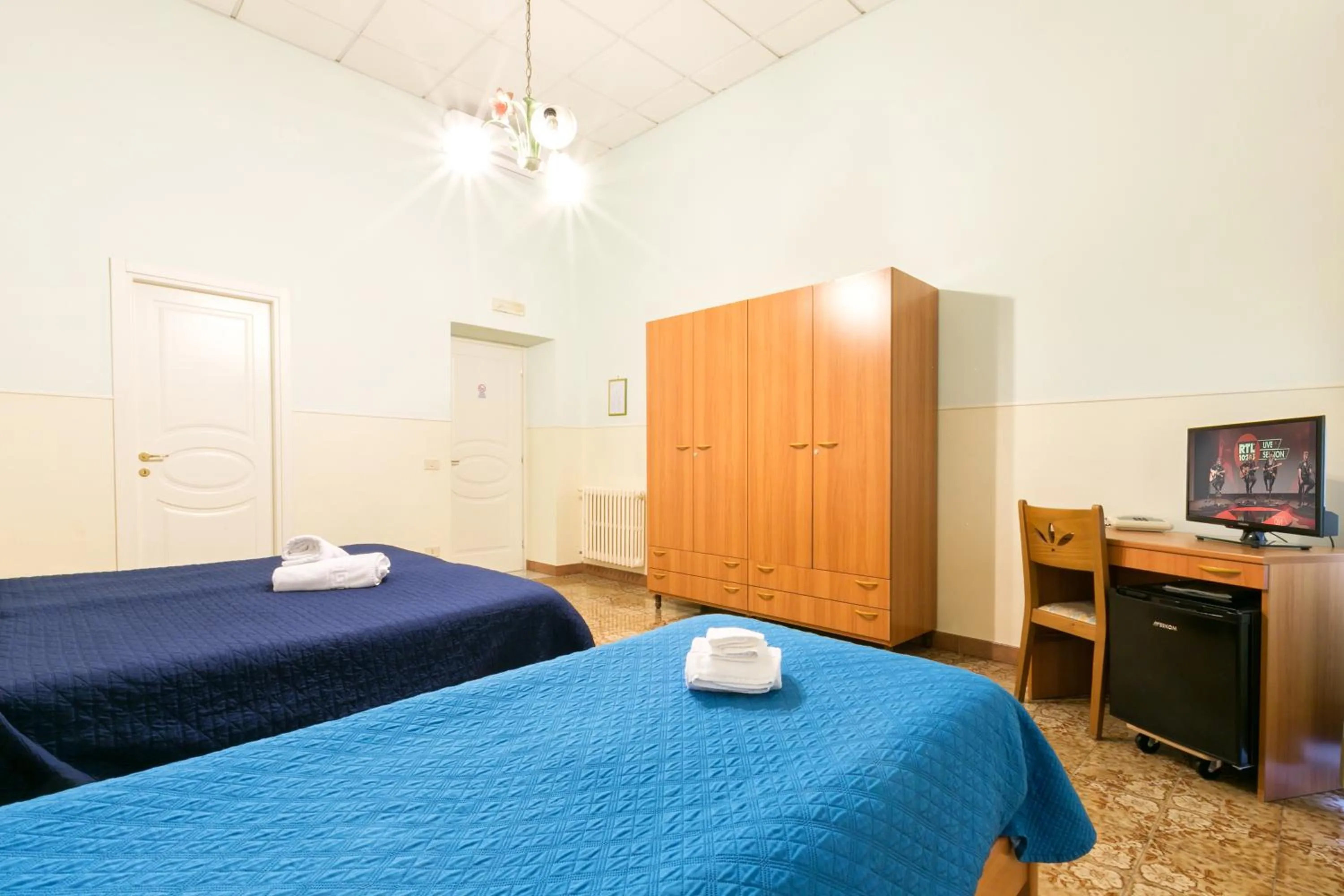 Photo of the whole room, Bed in Sisters Hotel