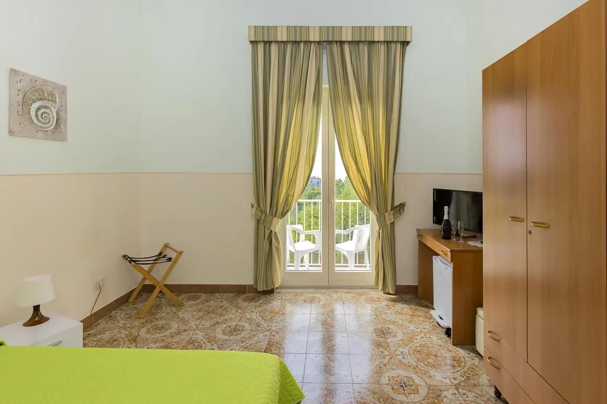 Bedroom, Bed in Sisters Hotel